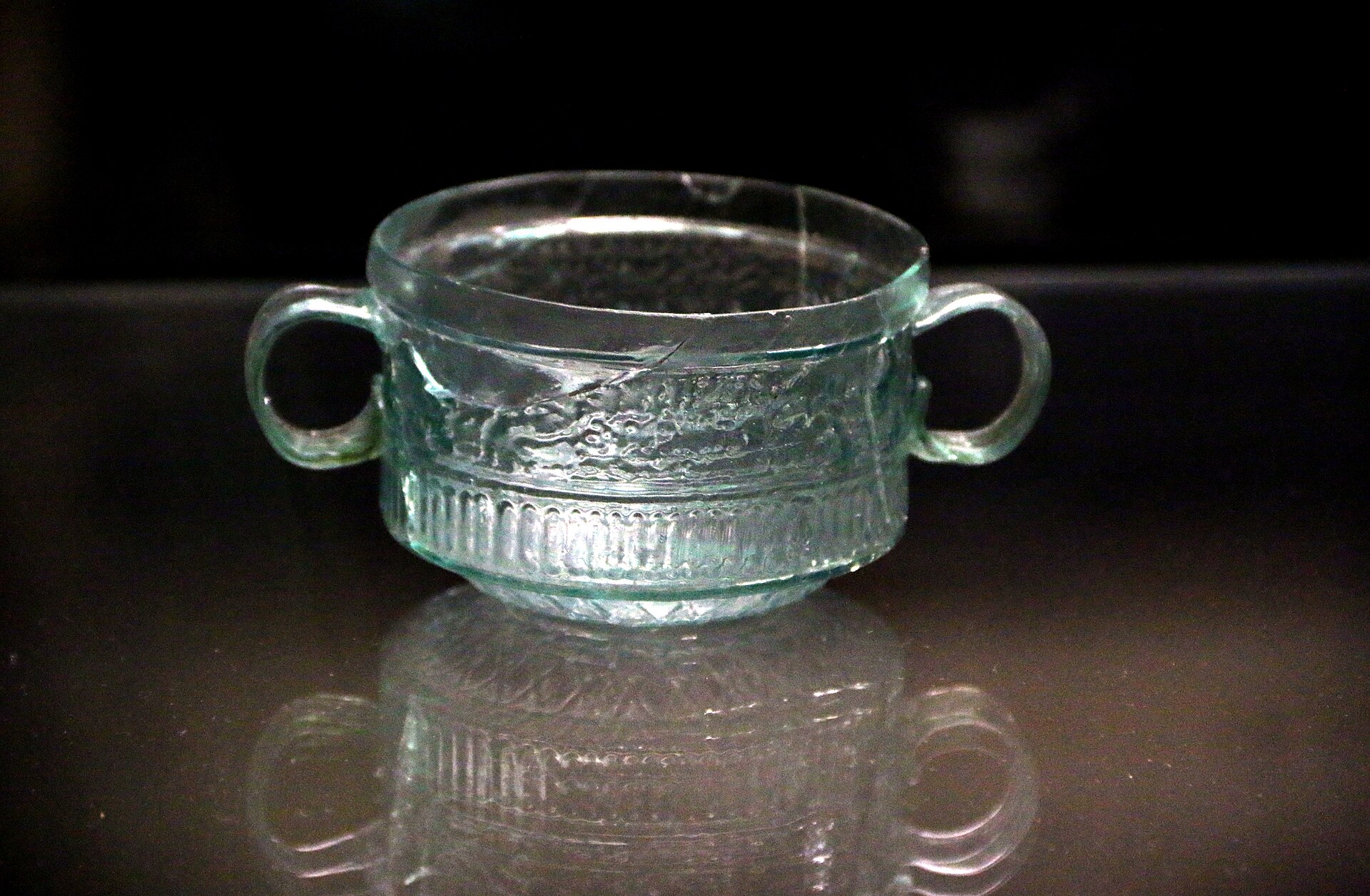 Two-handled cup signed by Ennion, Musei Civici di Pavia