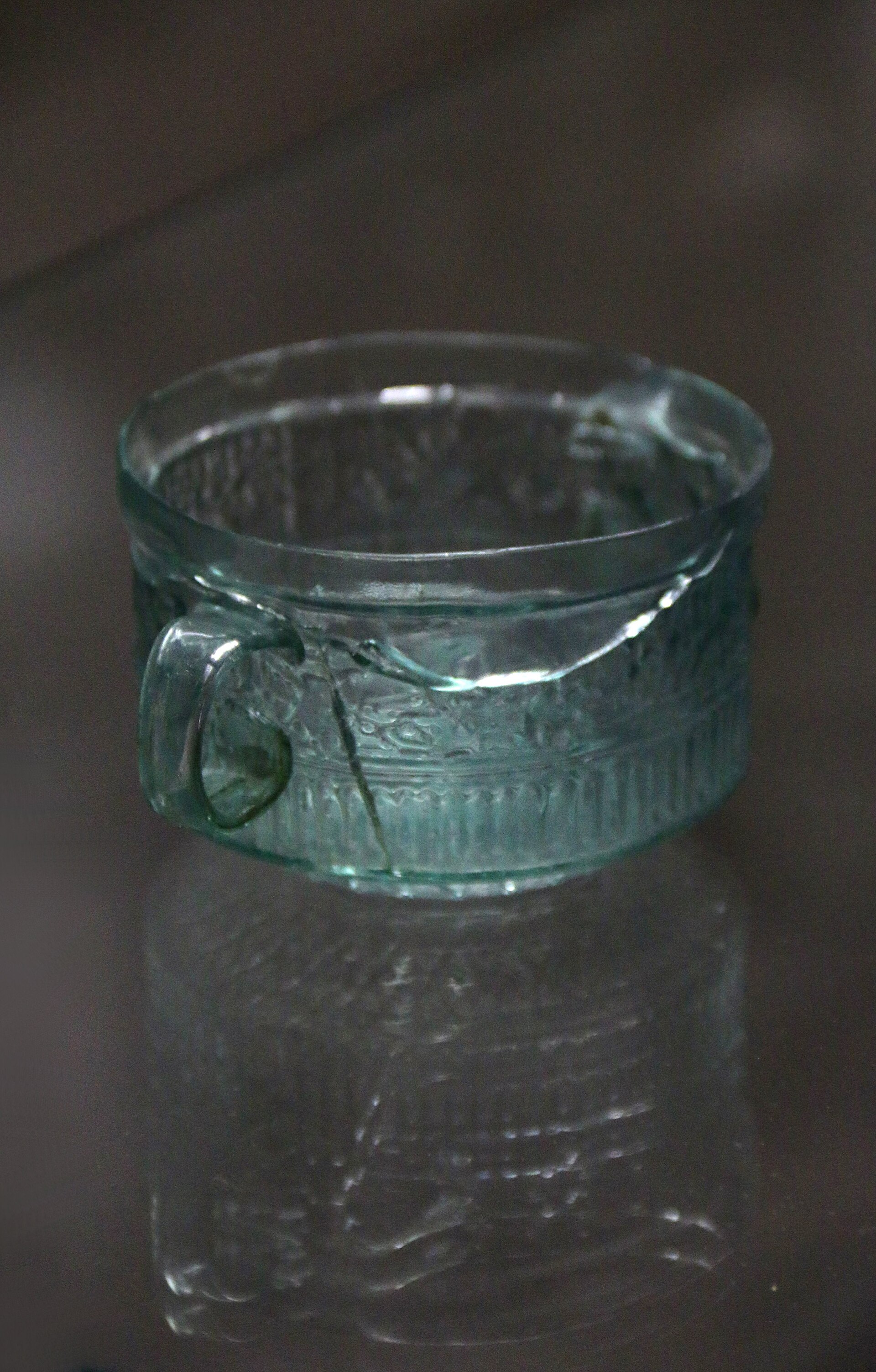 Two-handled cup signed by Ennion, Musei Civici di Pavia, detail view