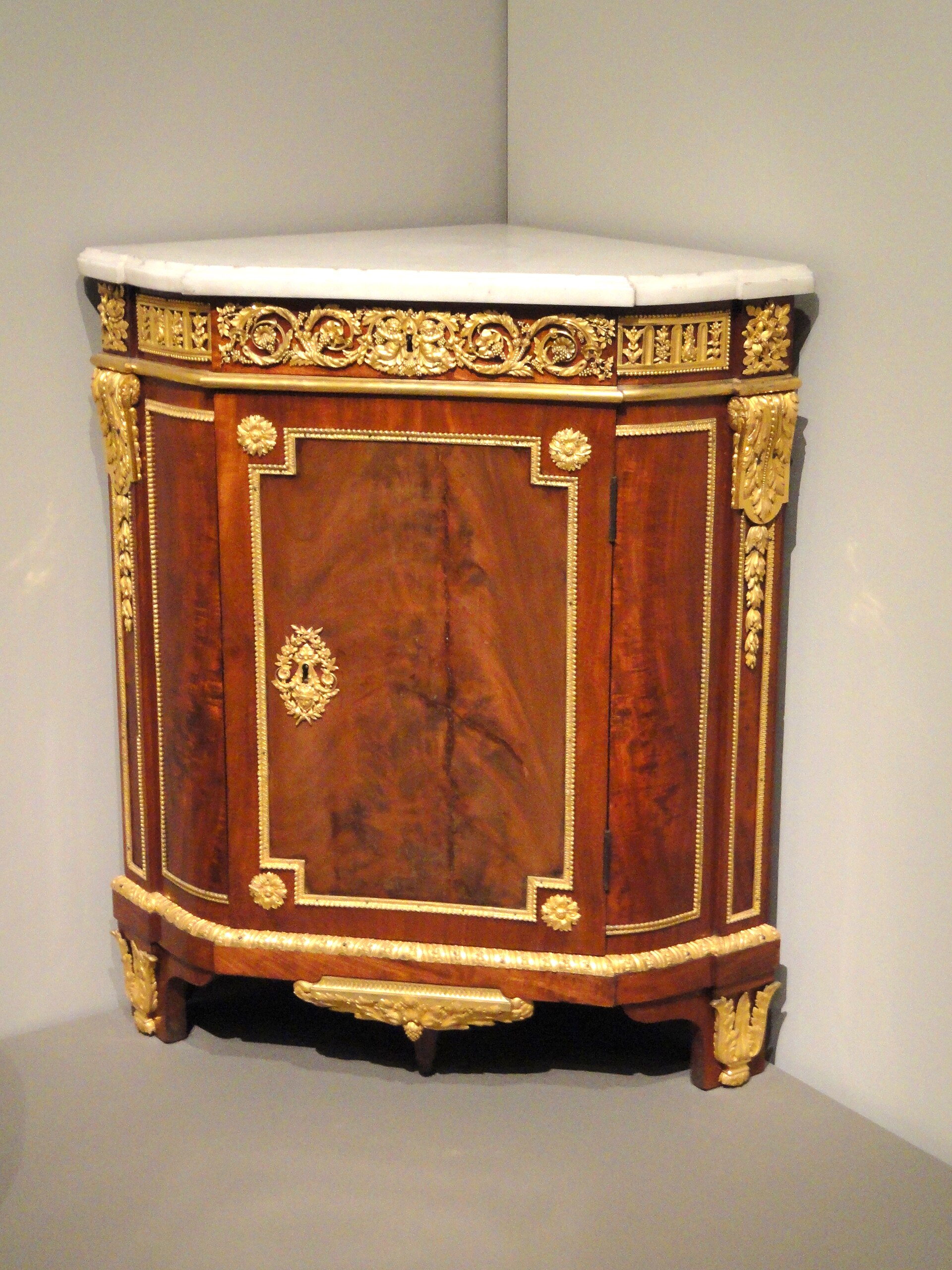 Corner cupboard, about 1785