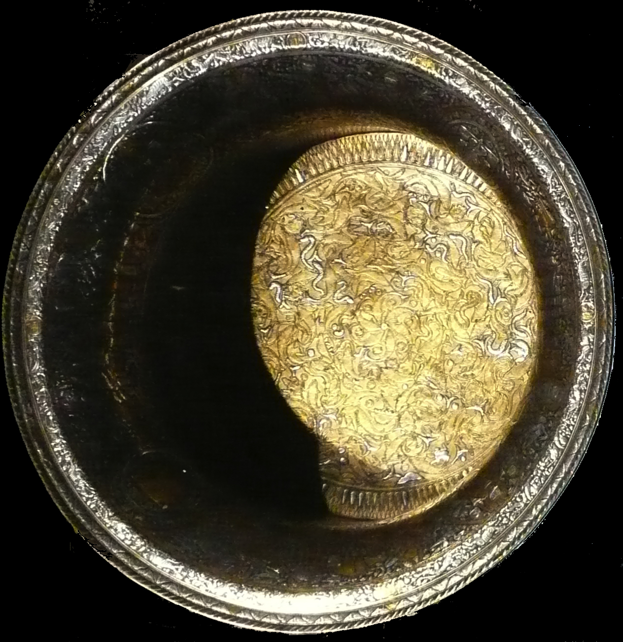 The interior floor, fish in concentric rings