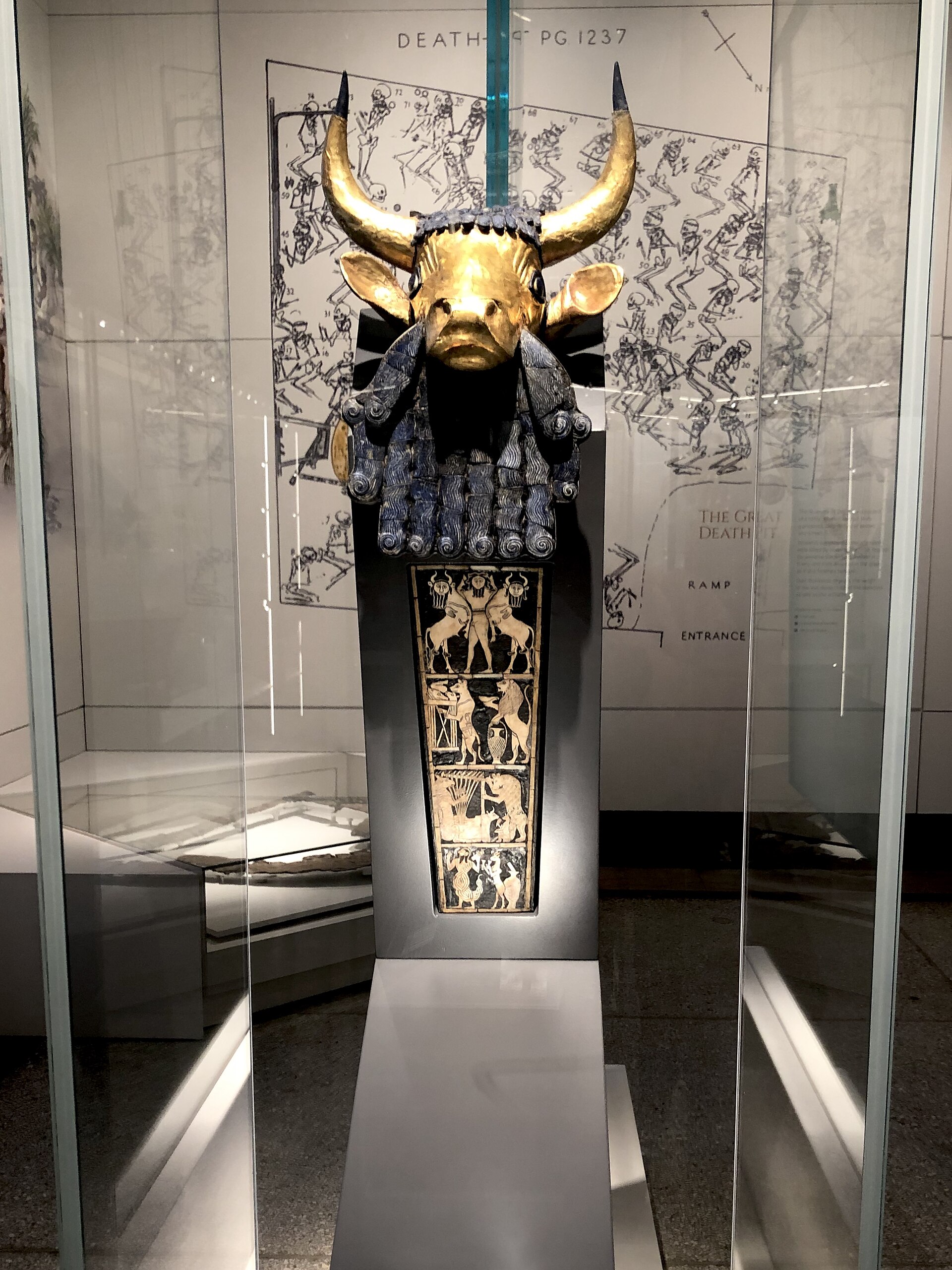 The lyre as it has stood since 1980, on a soundbox built to the dimensions Woolley published in 1934 from a plaster cast taken in the ground. The box the public saw between about 1930 and the late 1970s was roughly a third smaller and its decoration was patterned after a different instrument from the same cemetery.