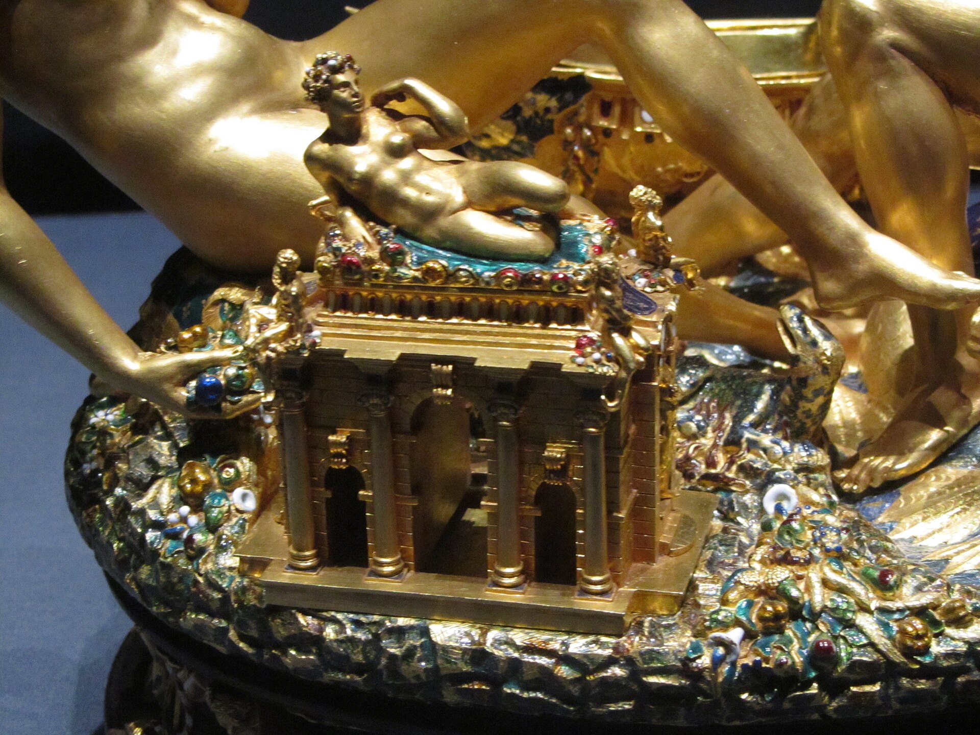 Detail: the pepper-temple beside the earth goddess