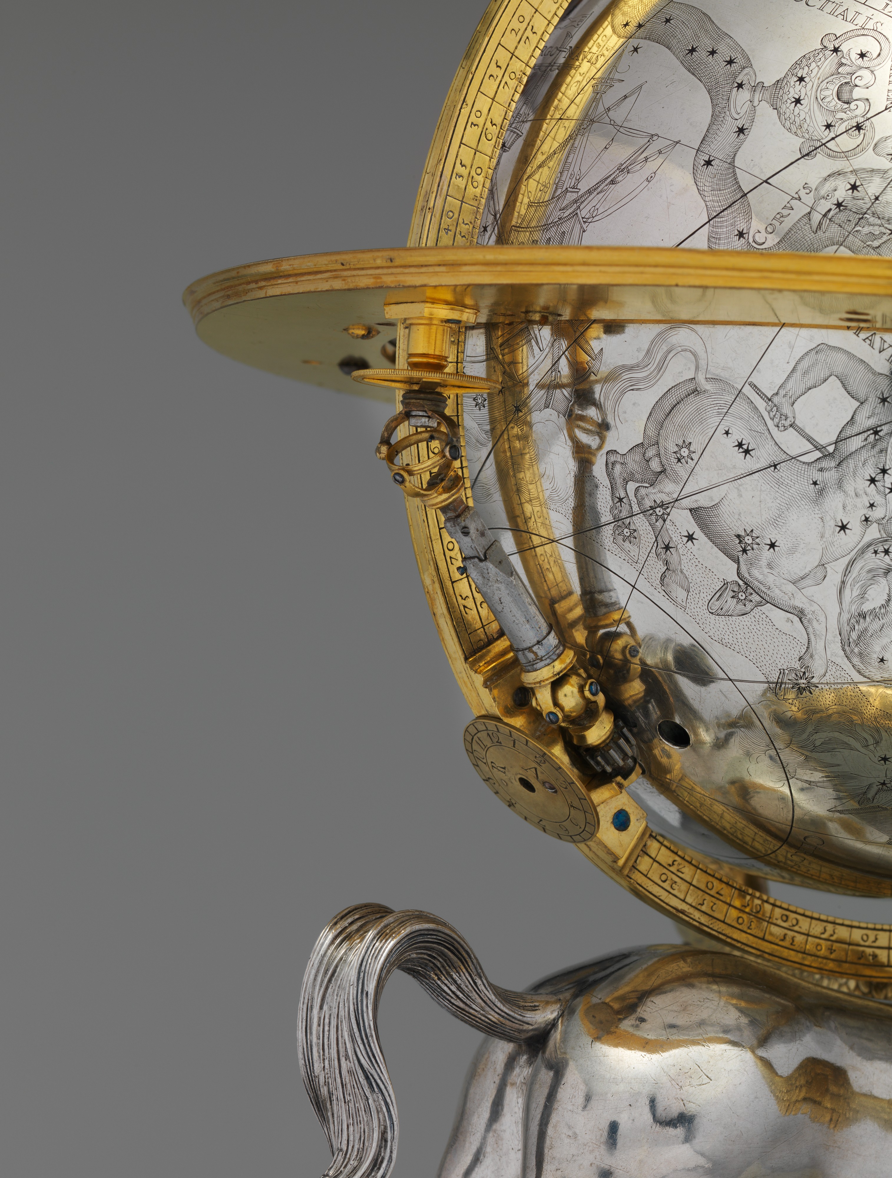 Subsidiary dial on the horizon-ring arm