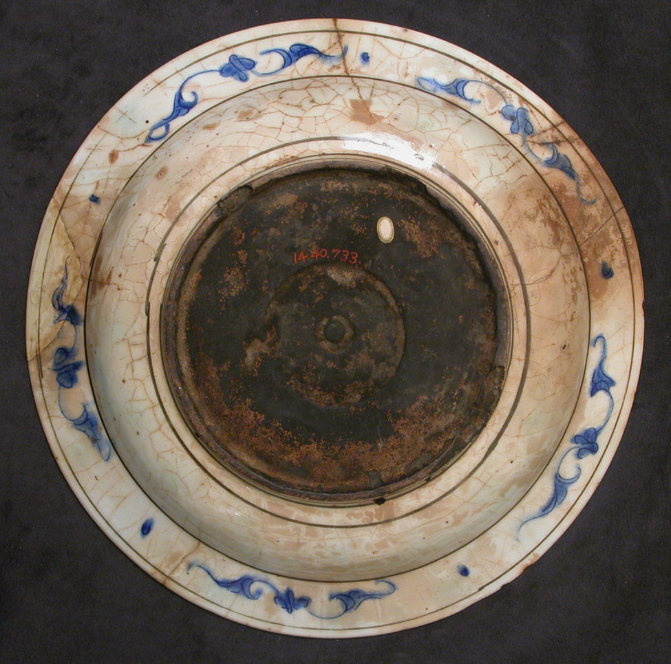 Dish Depicting a Woman Bust and Floral Decoration