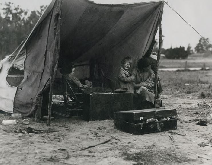 Florence Owens Thompson and her children in their tent