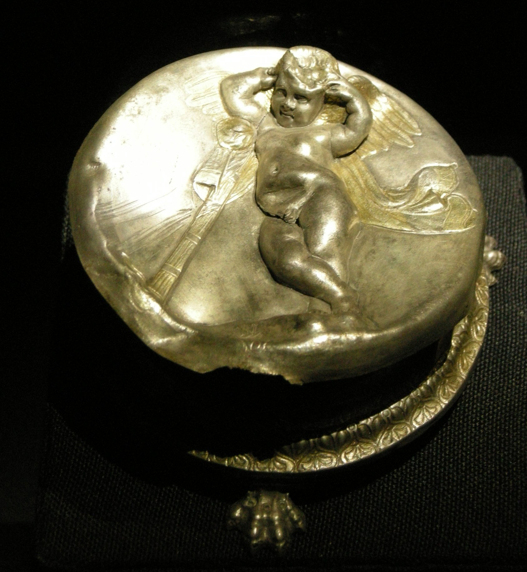 Pyxis Lid with a Winged Child