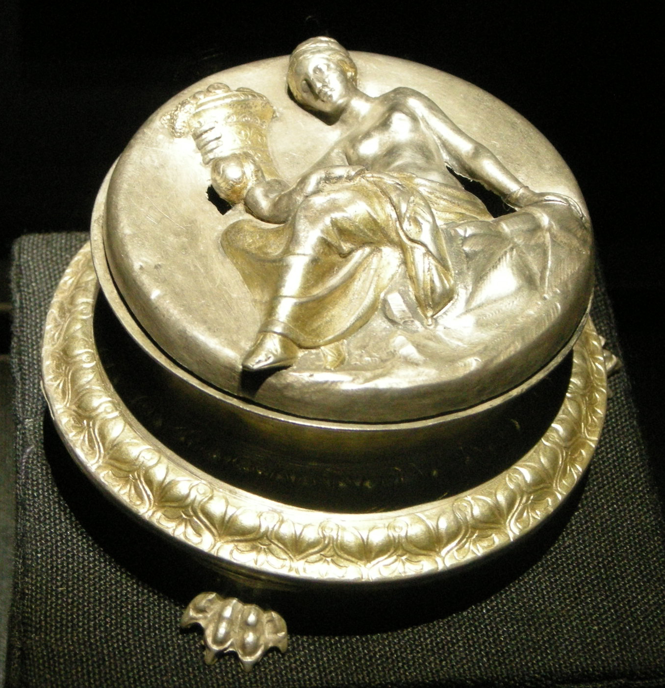 Pyxis Lid with Eirene and a Child