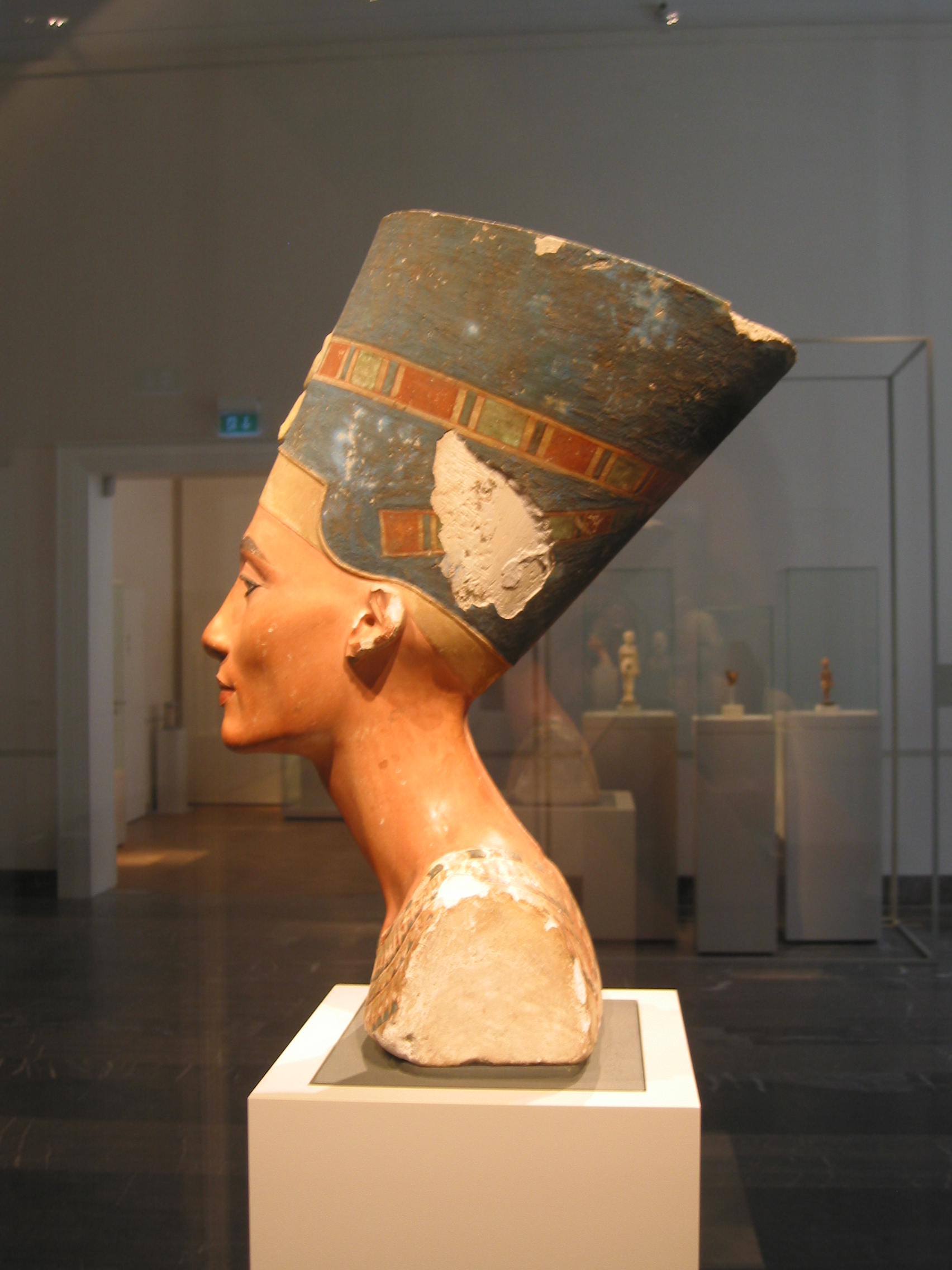 Bust of Nefertiti, left profile