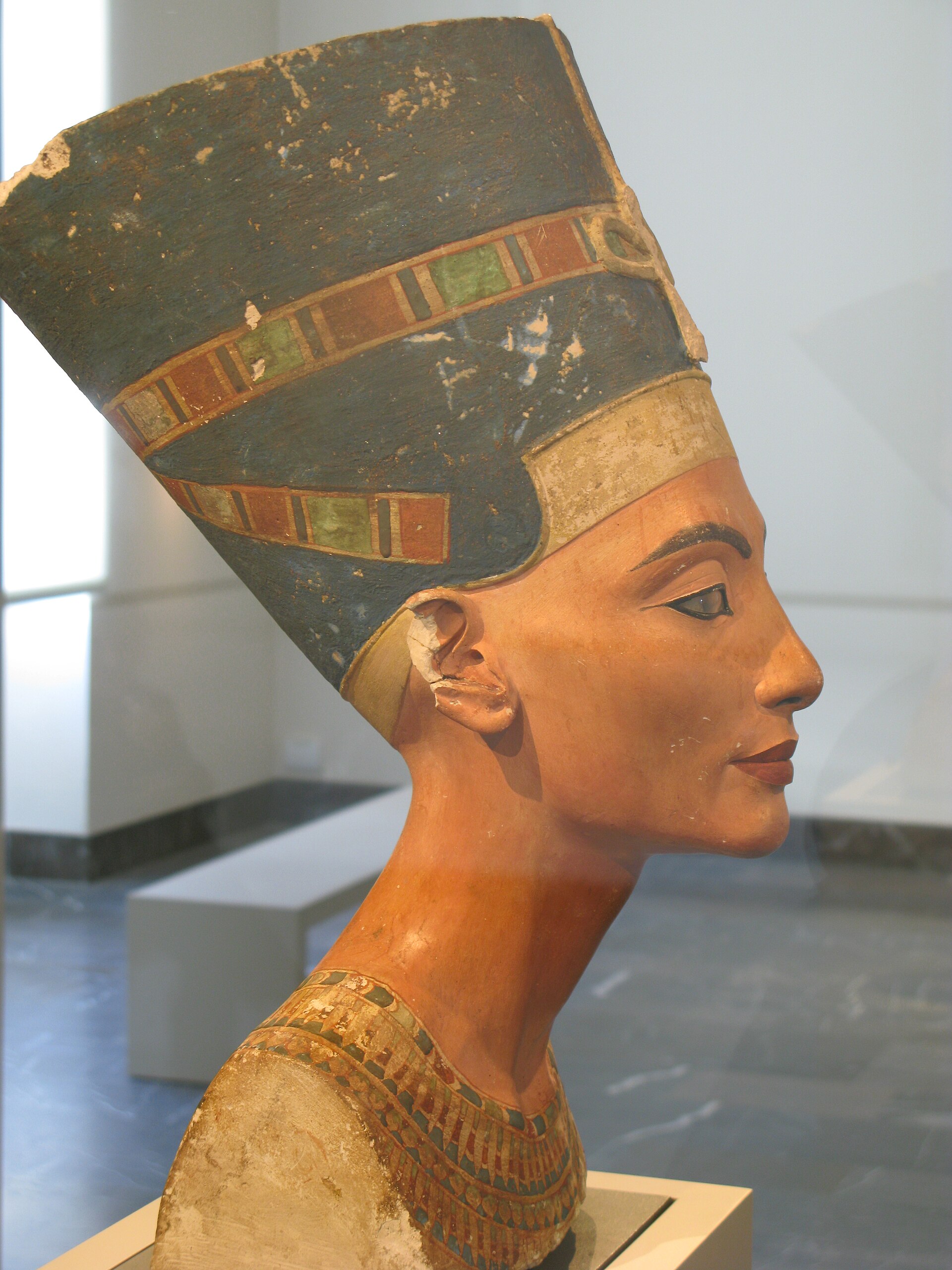 Bust of Nefertiti, right profile