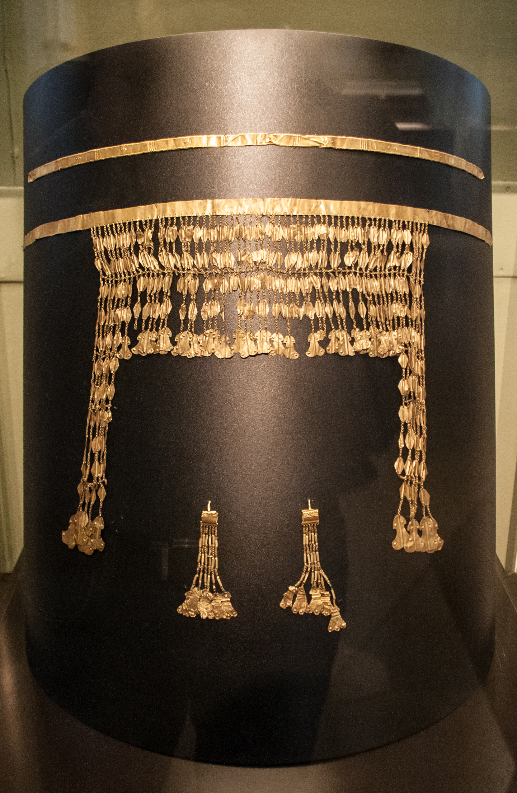 The smaller diadem, with its earrings