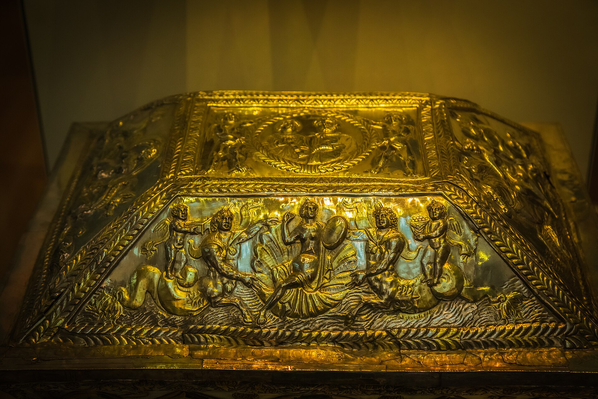 The lid in raking gallery light