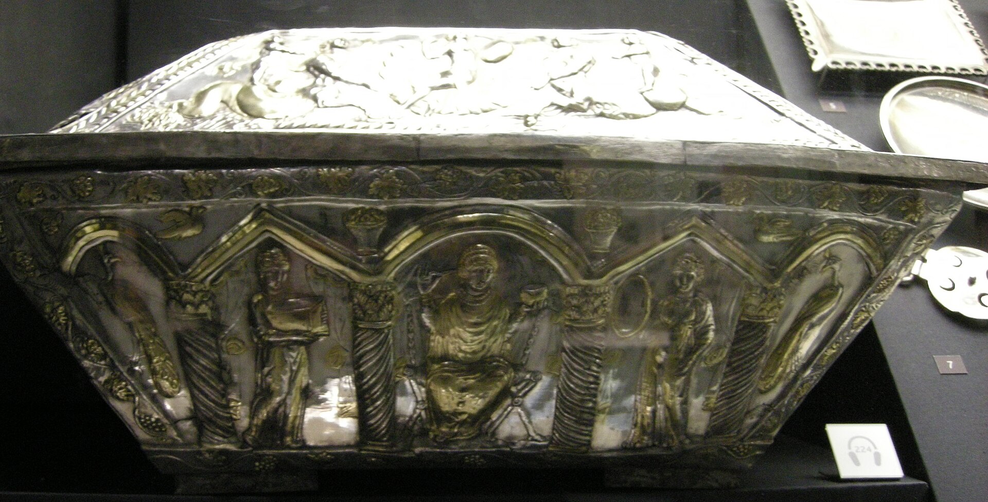 Body panel: the columned bathing scene
