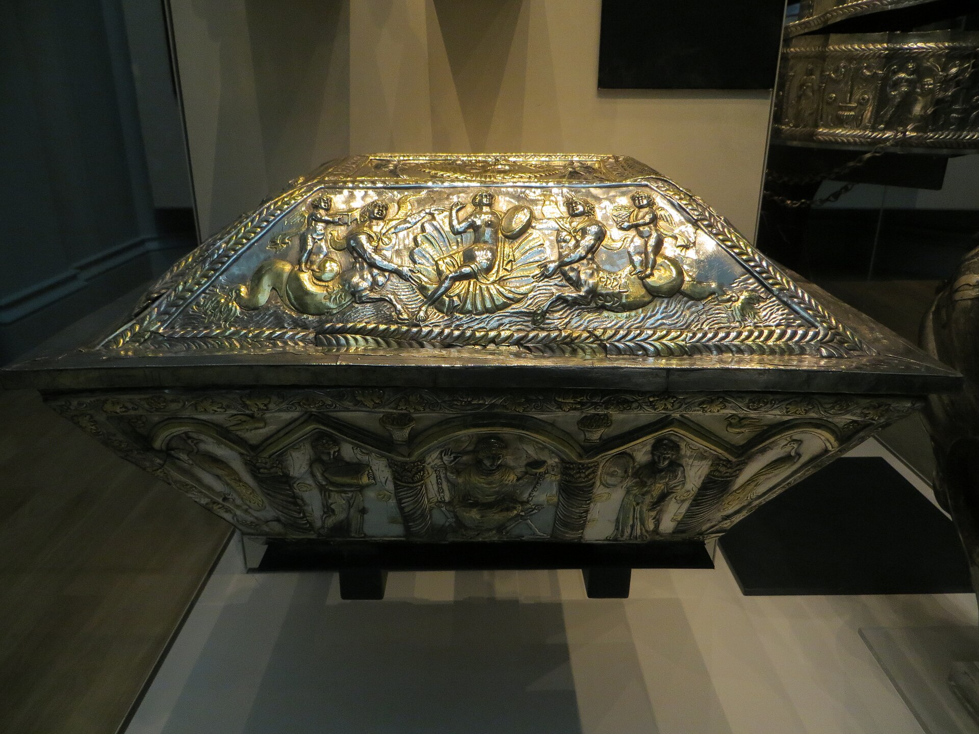 The casket lid and front panel, close view