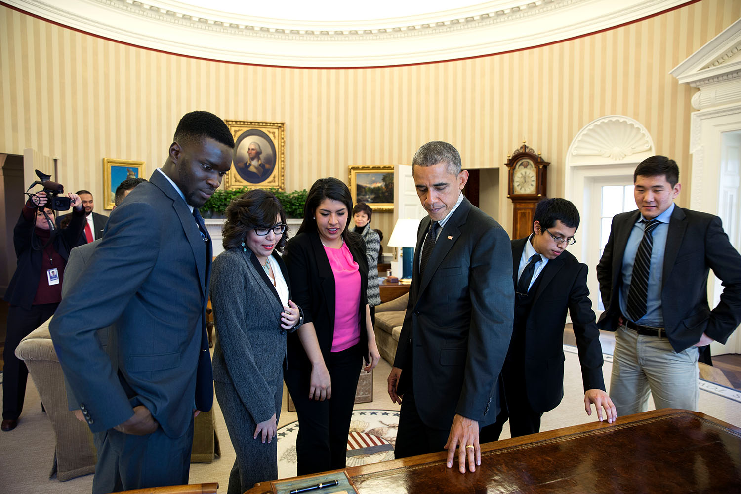 Obama shows the desk to DACA recipients, 2015