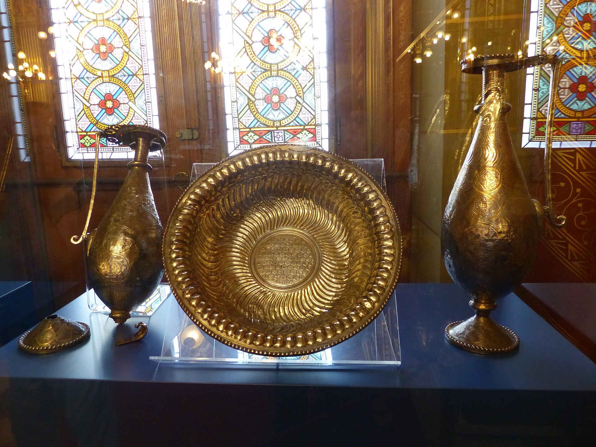 The washing basin with the two geometric ewers