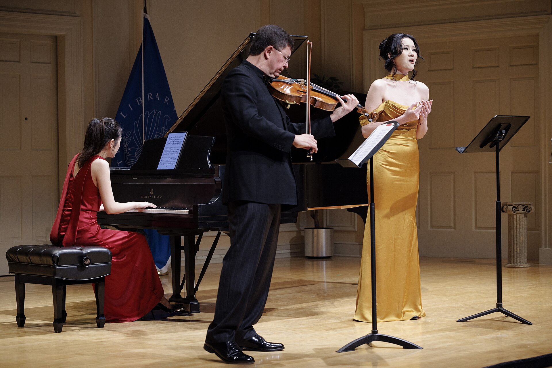Roberto Diaz performs on the Tuscan-Medici viola, second view
