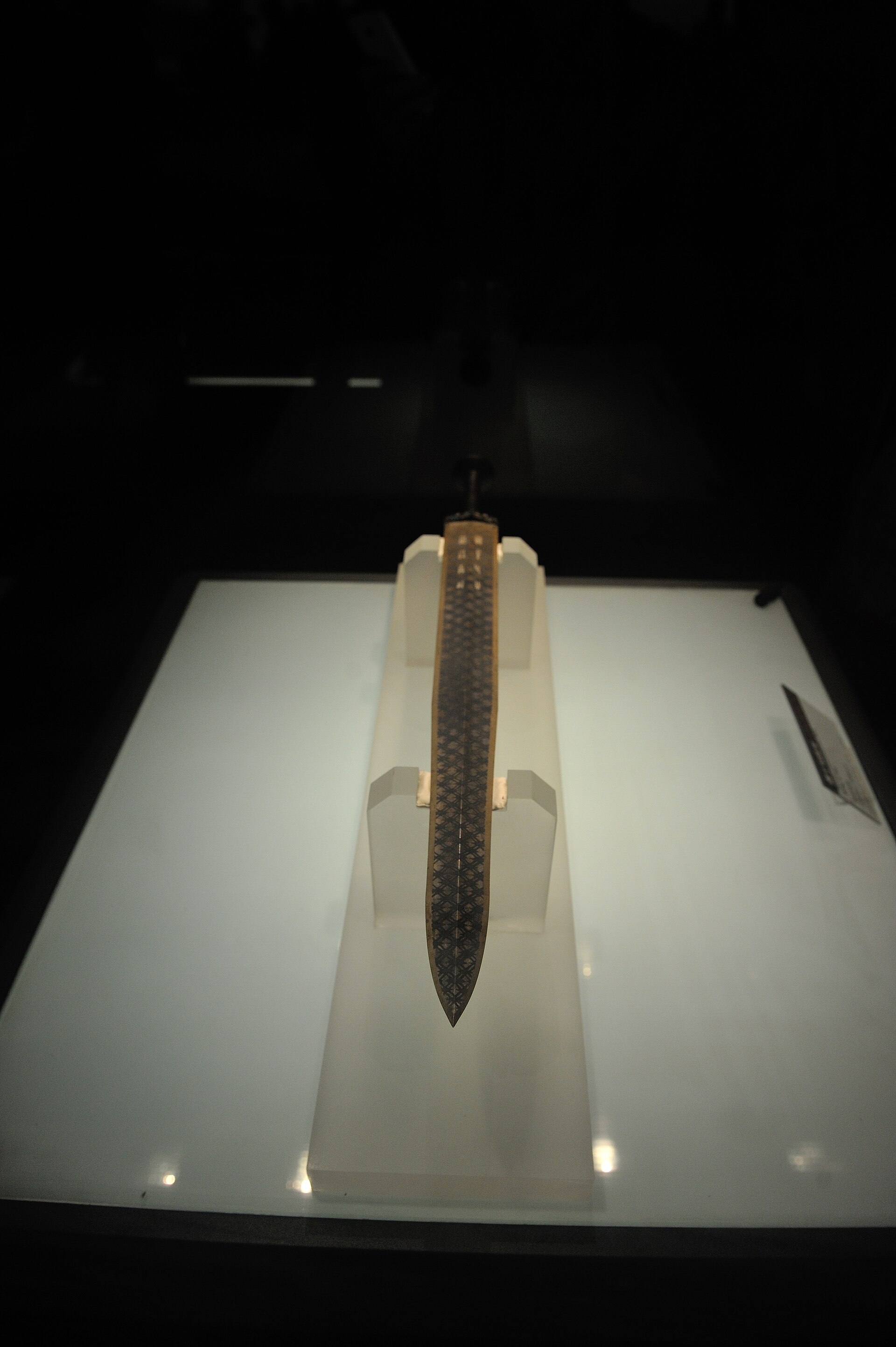 Sword of Goujian, Hubei Provincial Museum, alternate view