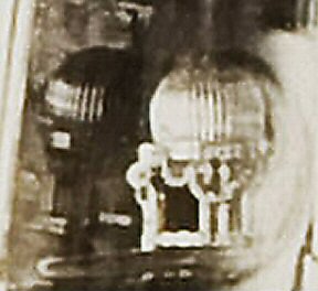 The egg in the 1902 vitrine, second enlargement