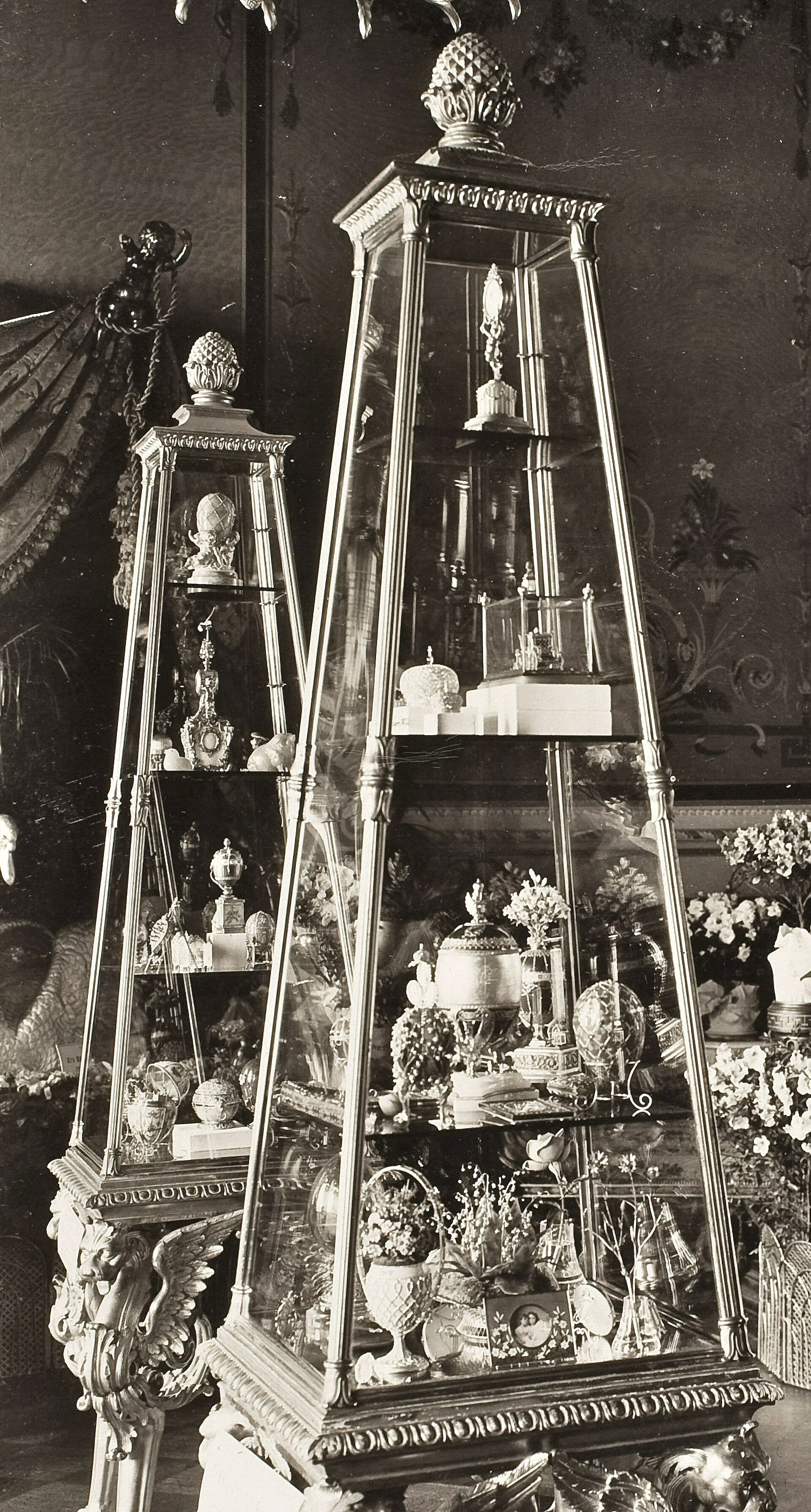 The von Dervis vitrines, March 1902
