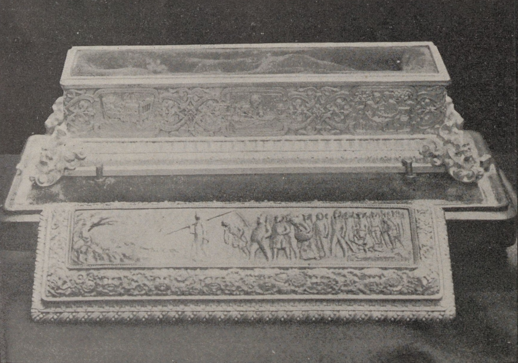 Sarcophagus with gold skeleton, by Rouchomovsky