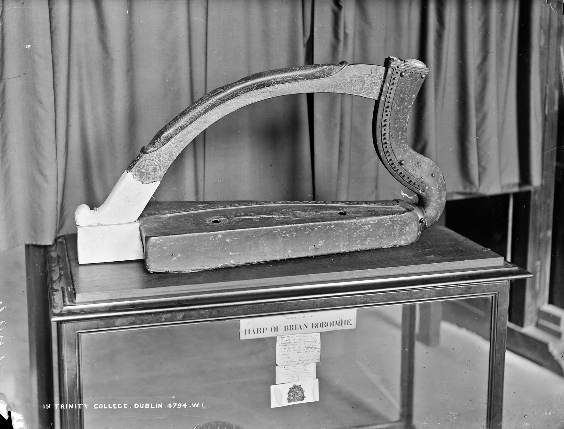 The harp, photographed between c. 1865 and 1914