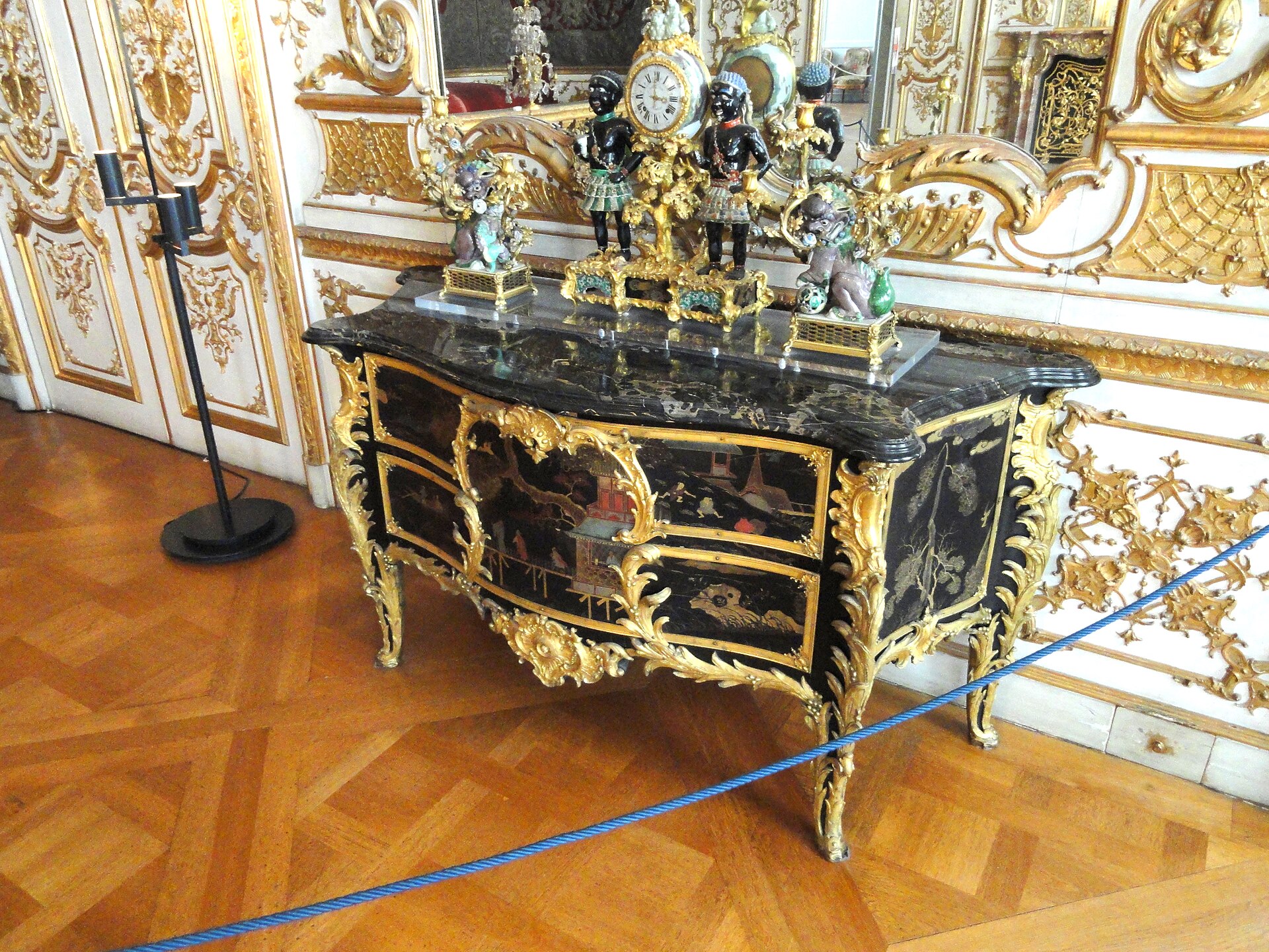 Commode, Bernard II van Risenburgh, Munich Residenz