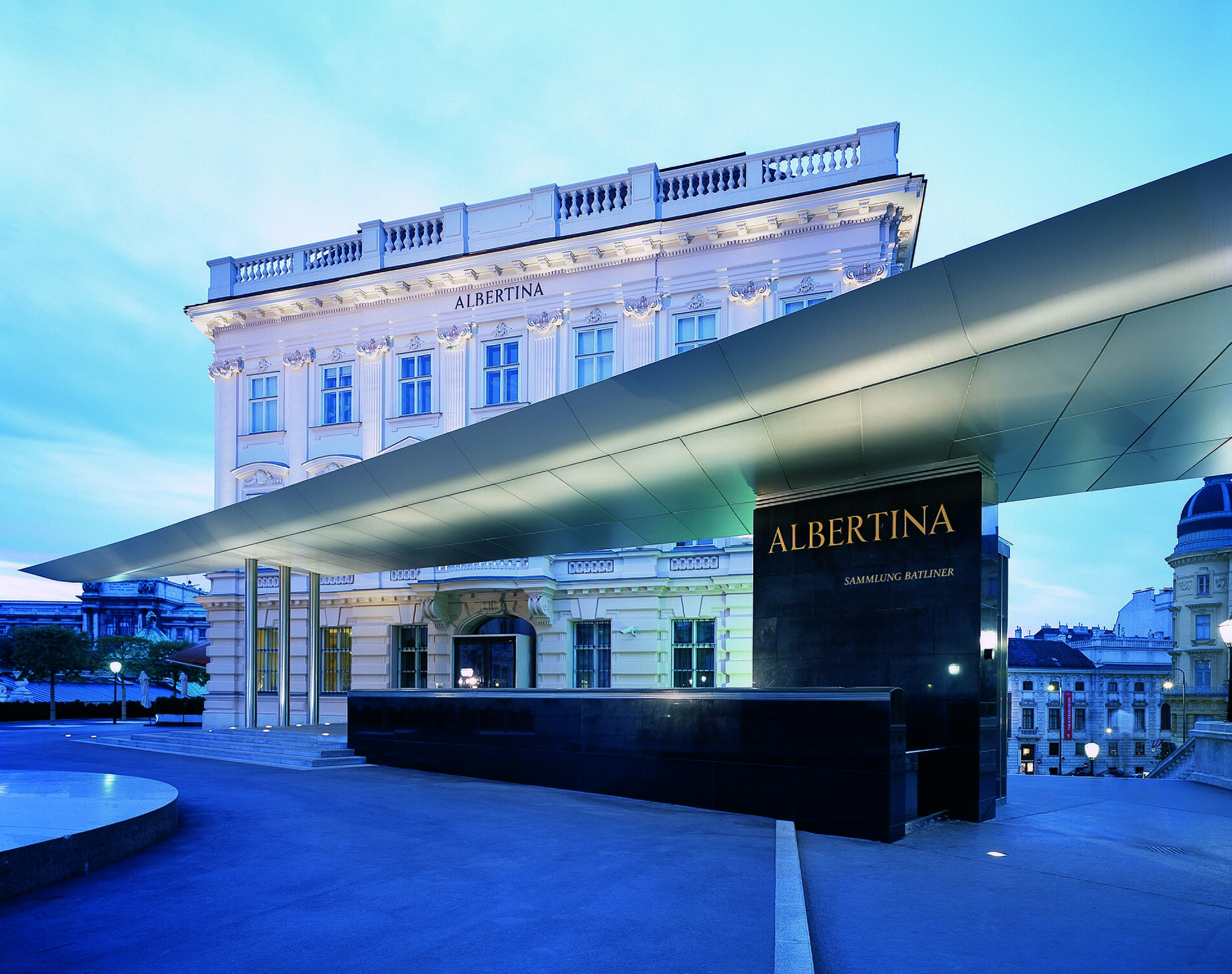 Exterior view of the Albertina with the Soravia Wing