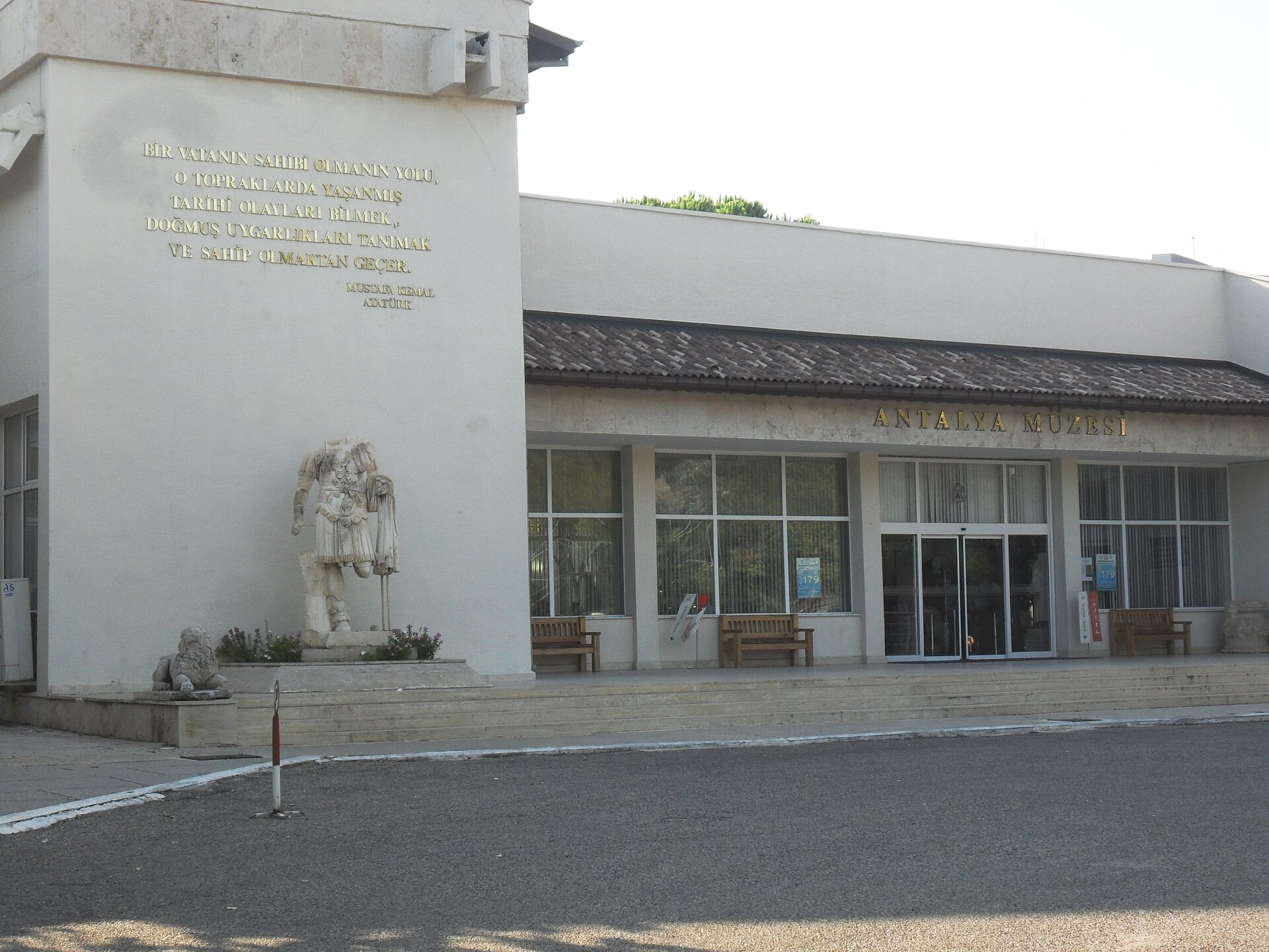 The Konyaalti Caddesi entrance, before the 2025 demolition