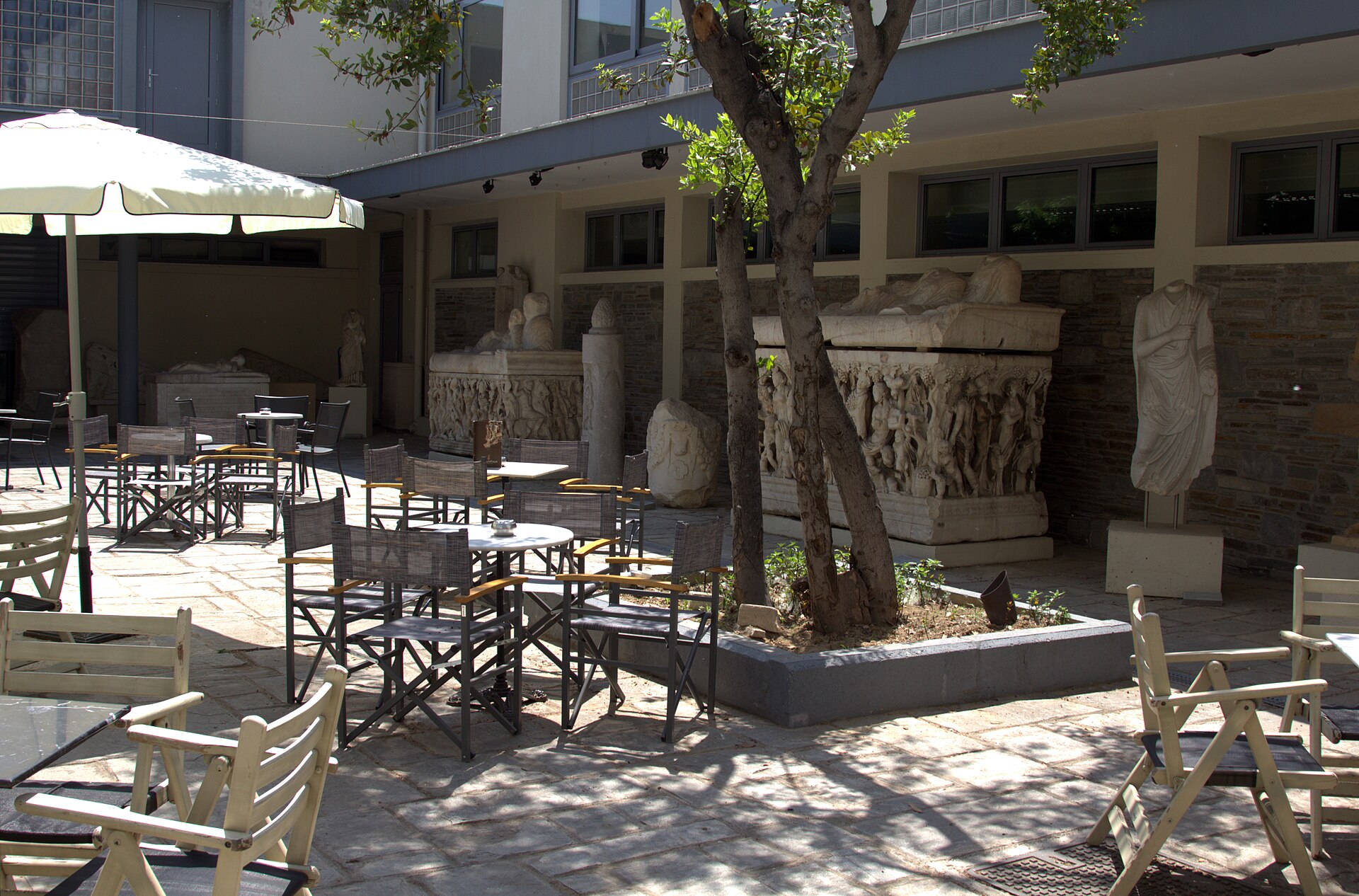 The courtyard cafe
