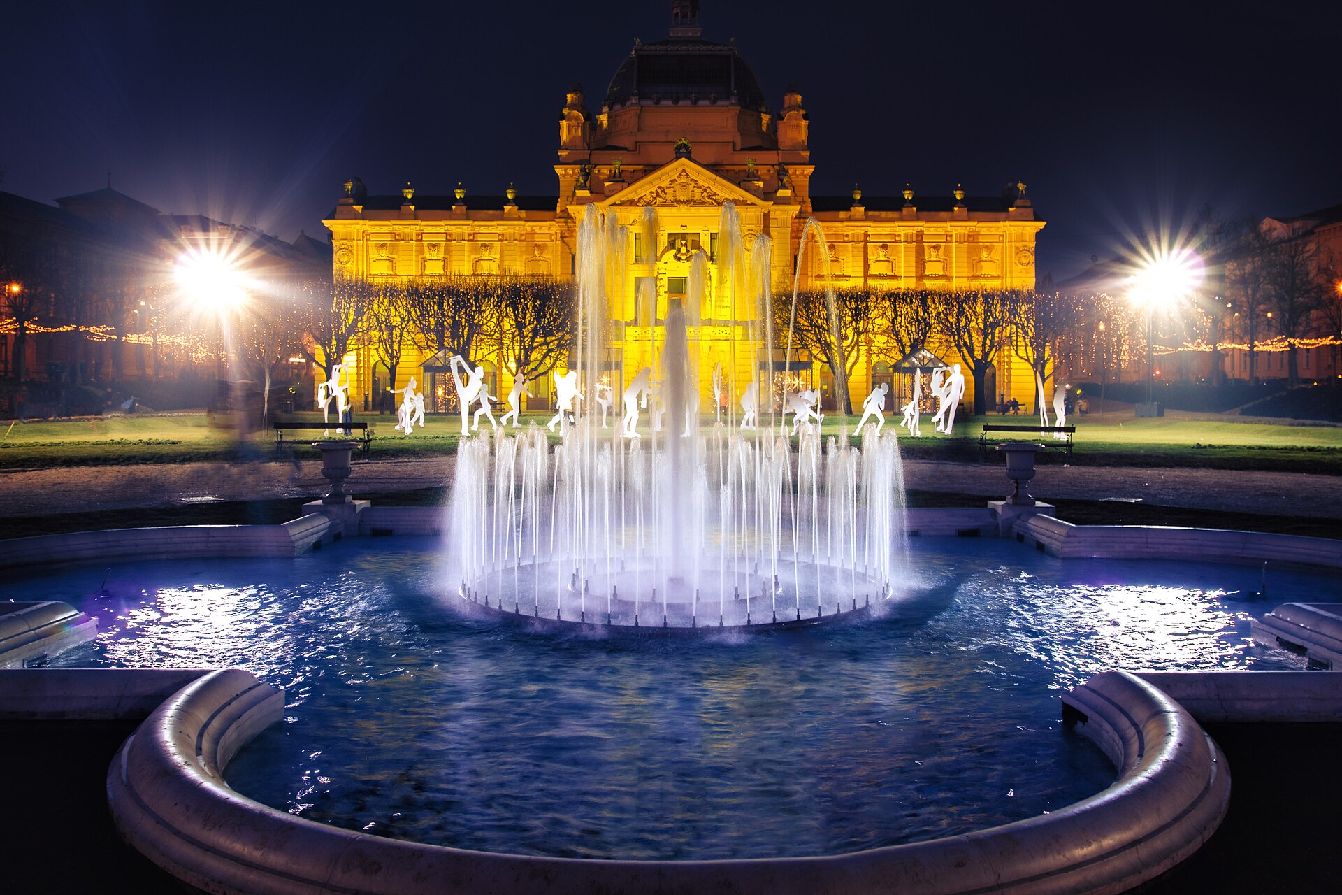 The pavilion at night, with the square's fountain