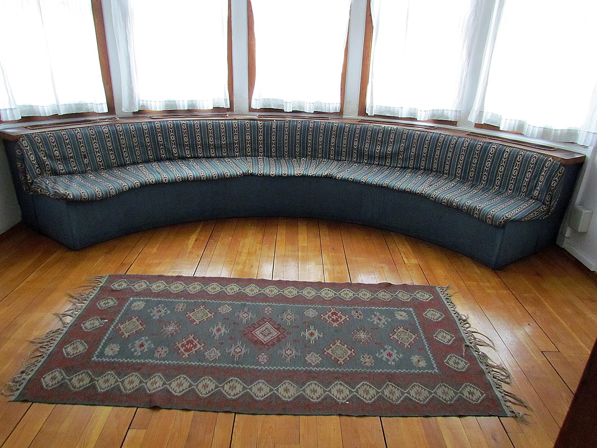 The Small Divanhana, a narrower bench seat built into a bay window