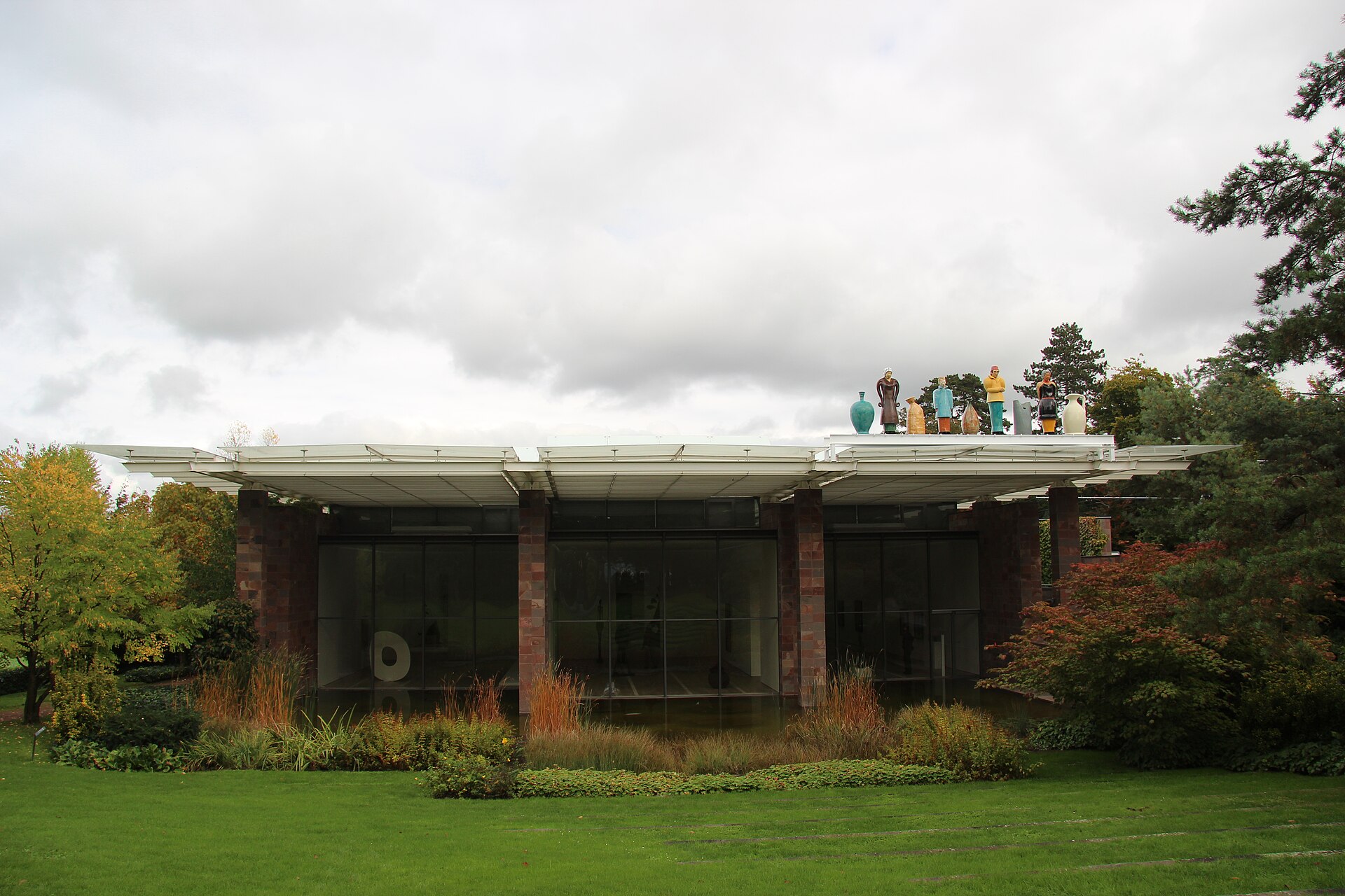 Fondation Beyeler garden facade