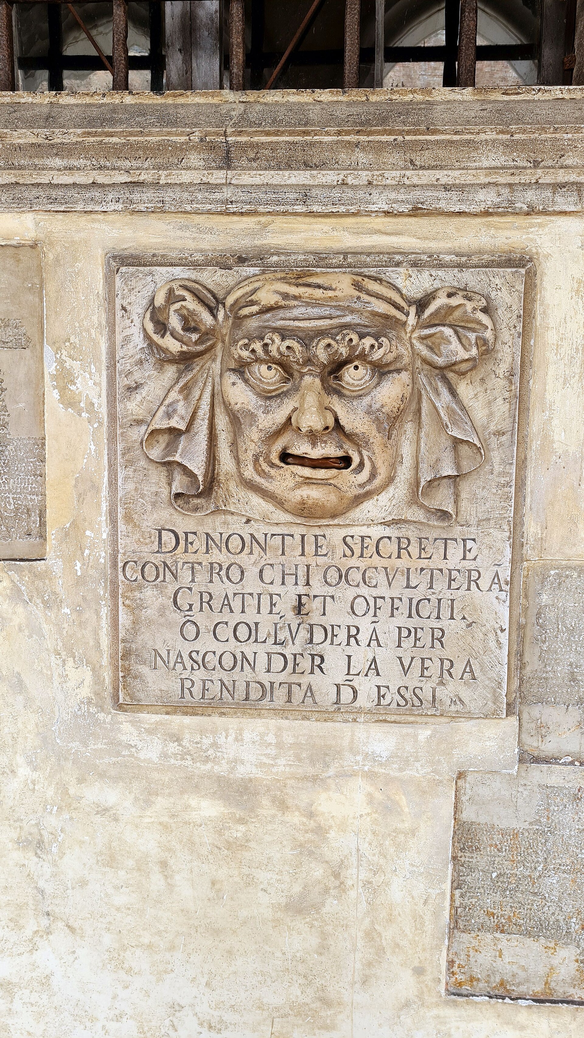A bocca di leone (lion's mouth) denunciation slot