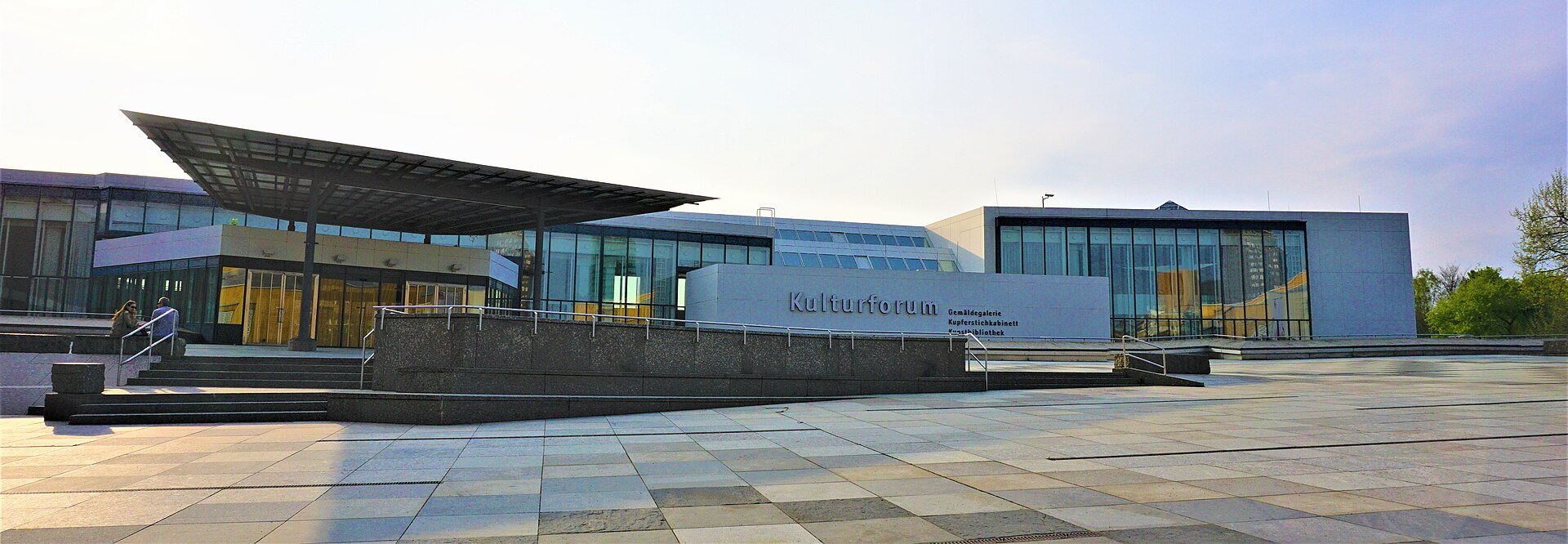 The entrance front in one sweep
