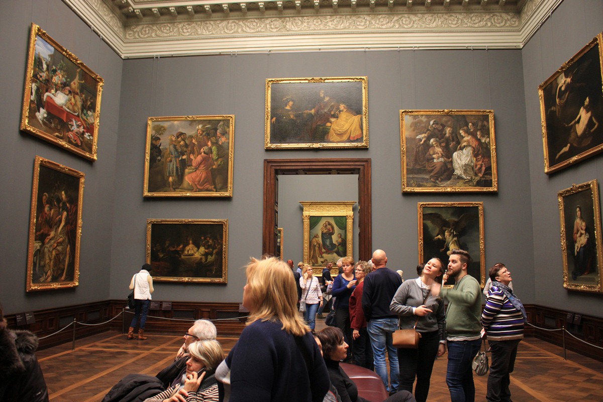 A picture gallery room