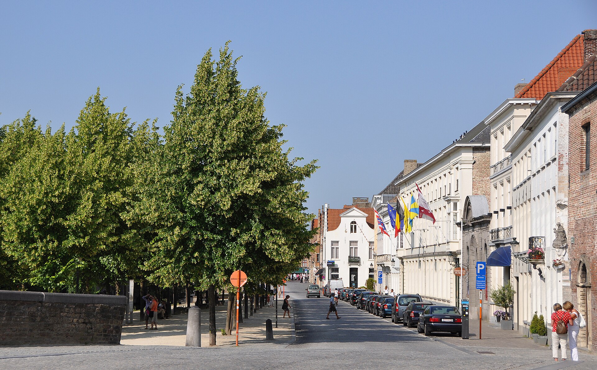 Dijver, Bruges, with the Groeningemuseum