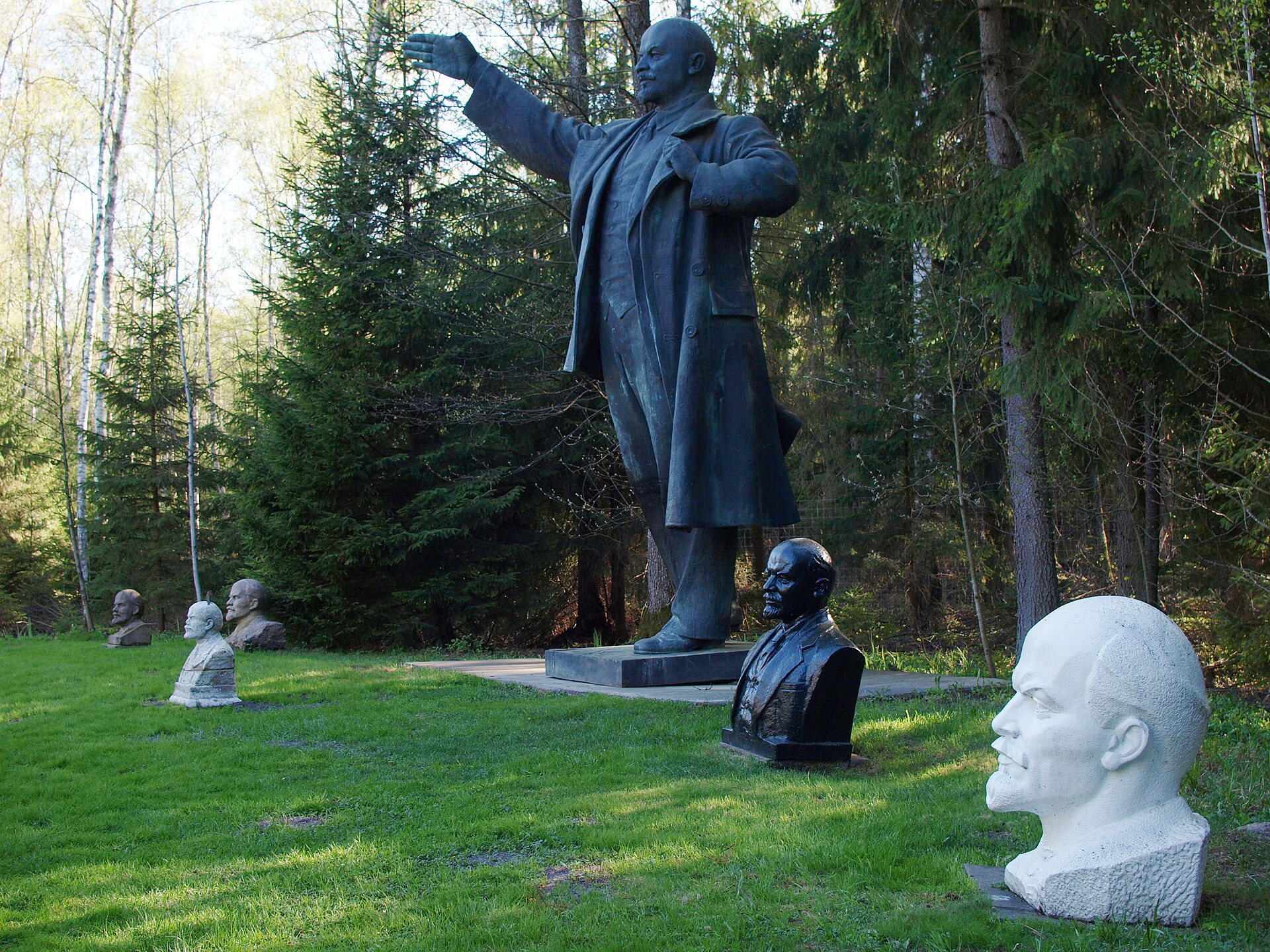 Busts and statues of Lenin