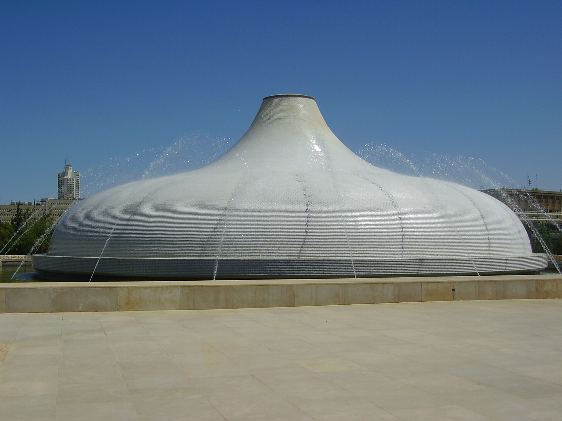The white tiled dome of the Shrine of the Book, seen close up with its fountains playing