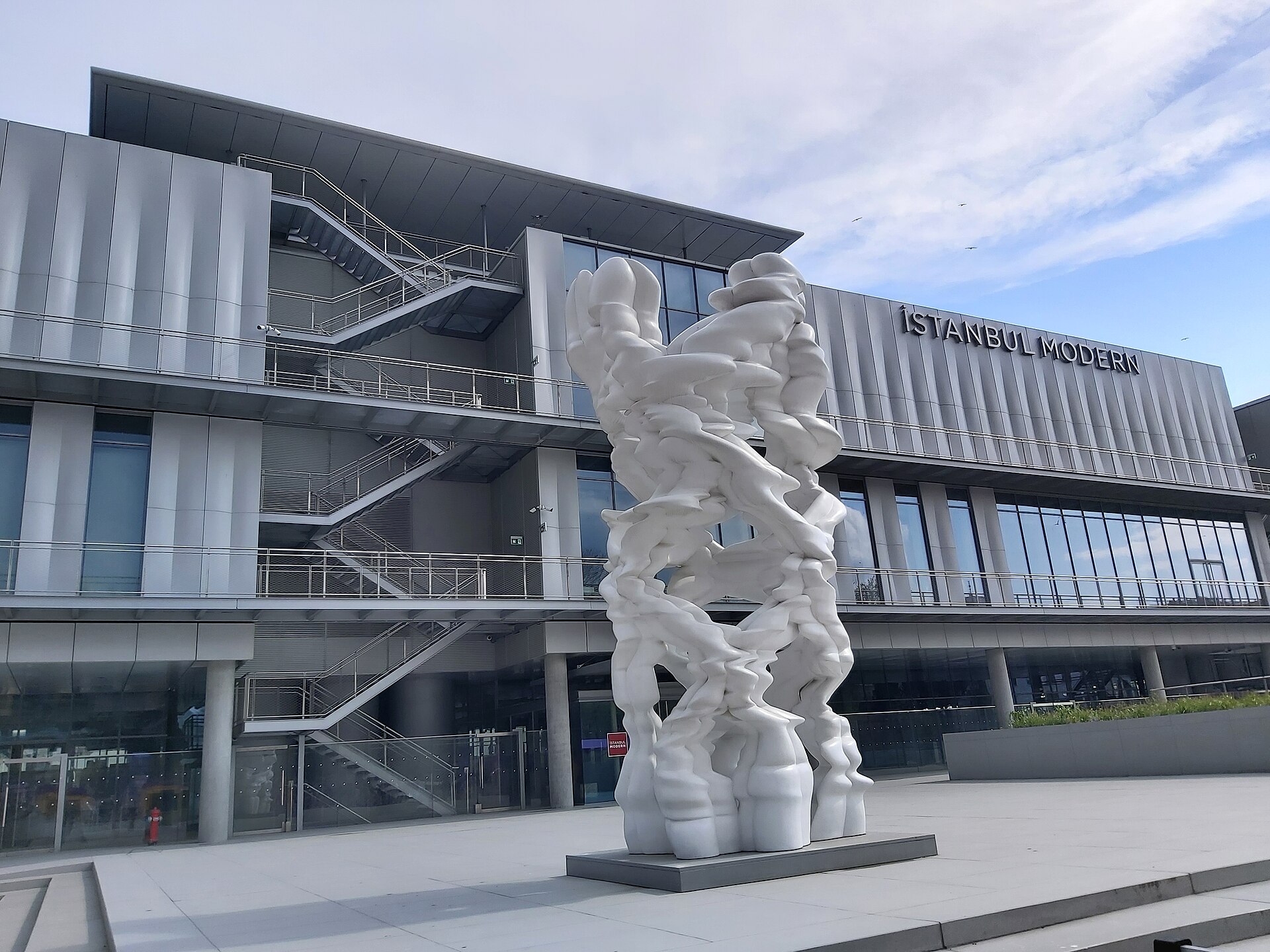 Runner by Tony Cragg at the entrance, April 2023