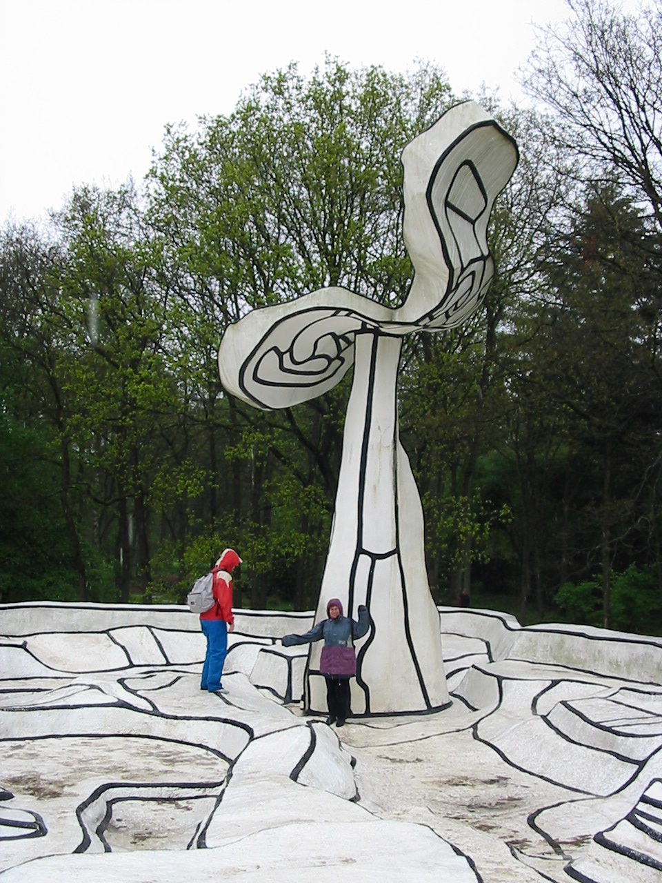 Jean Dubuffet's walk-in sculpture Jardin d'email in the Kroller-Muller sculpture garden, with two visitors shown for scale