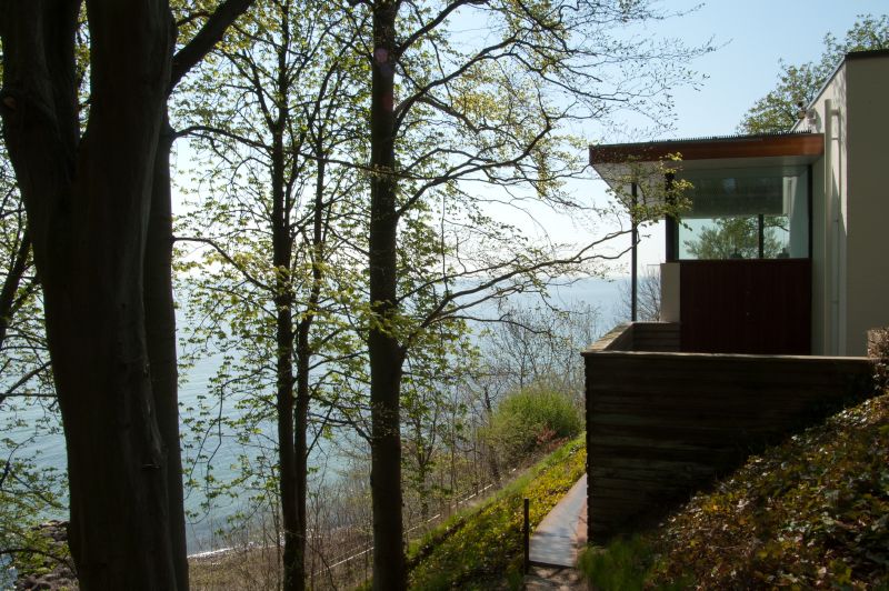 A wing terrace over the Sound