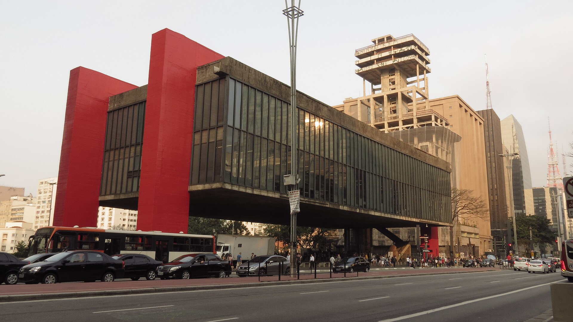 The suspended block in elevation