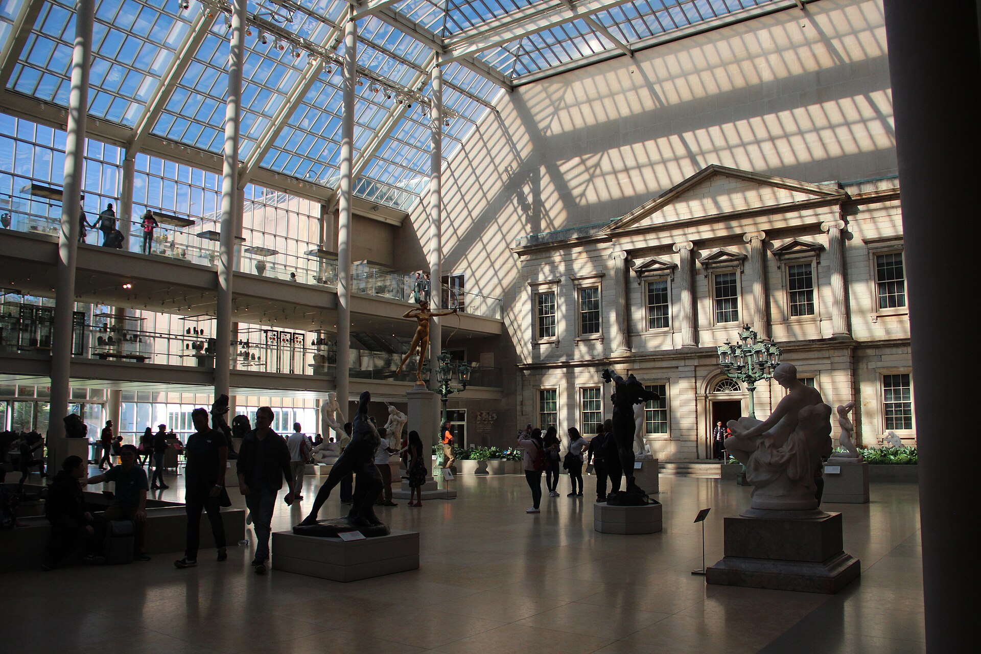The Charles Engelhard Court with the Second Bank facade