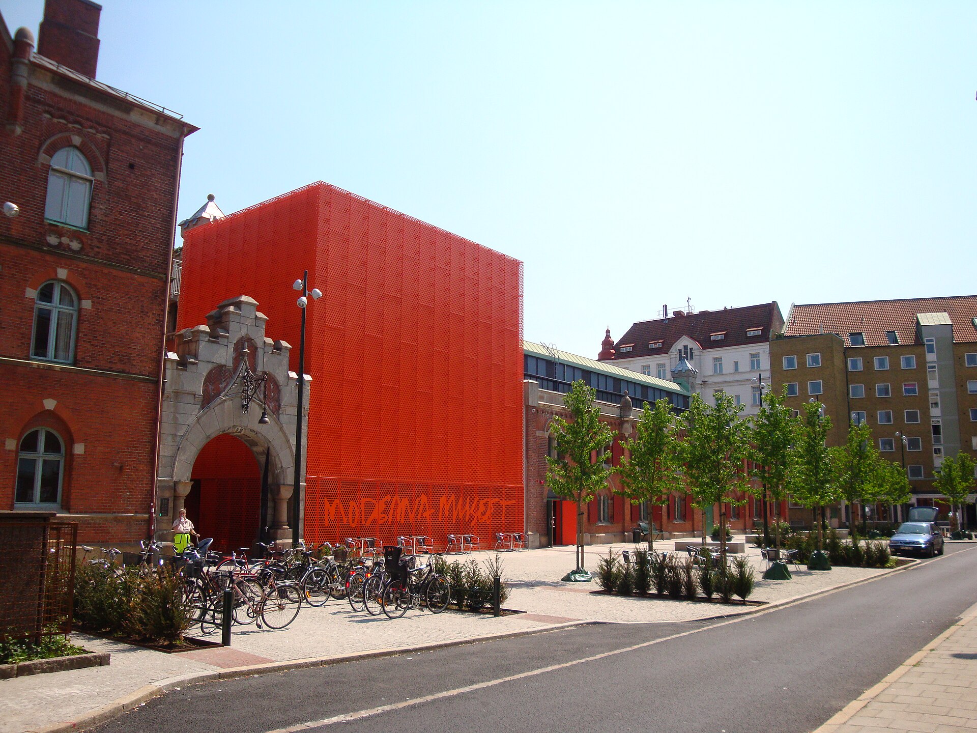 The annex and the old gate from the street