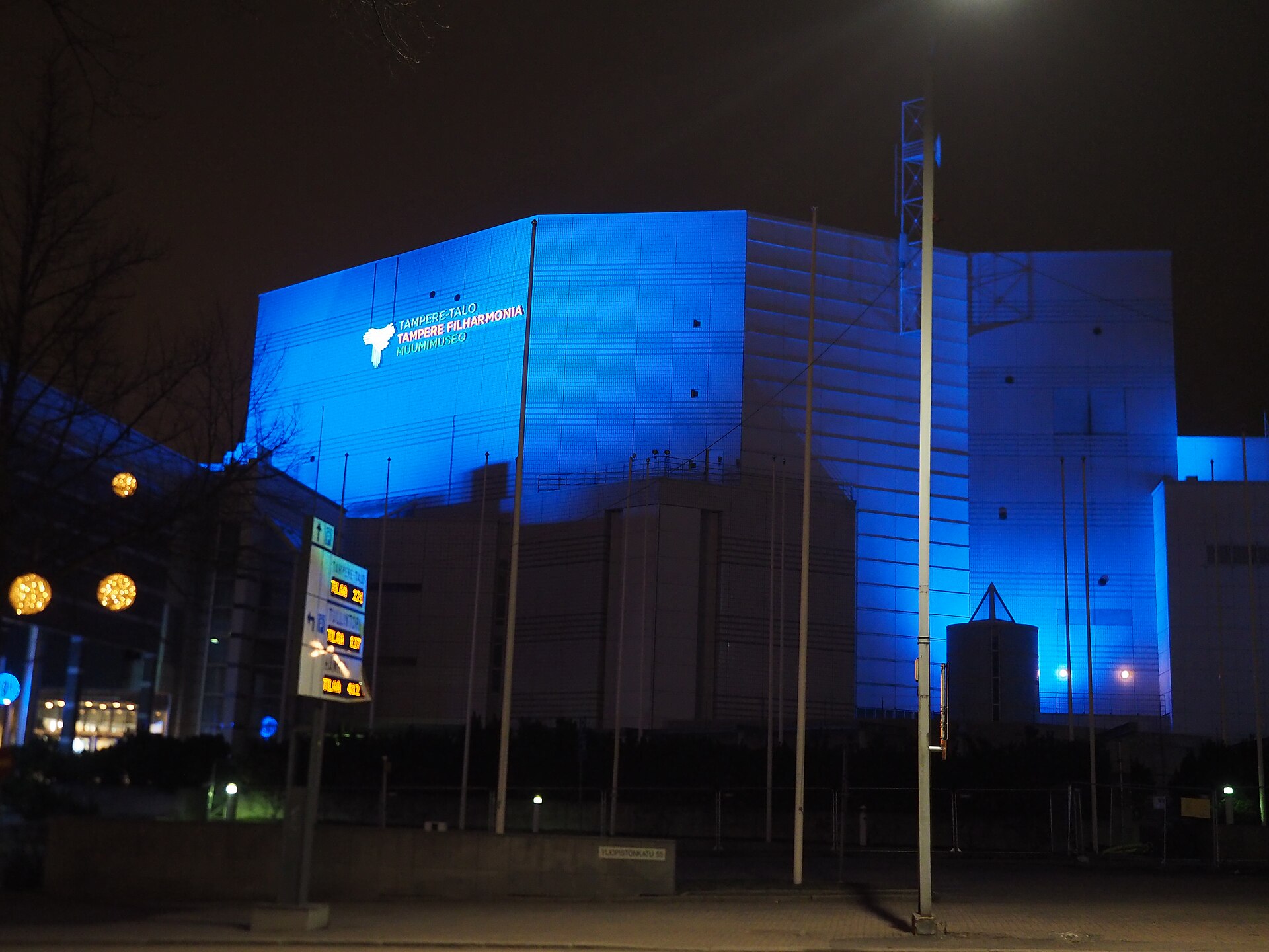 Tampere Hall, illuminated