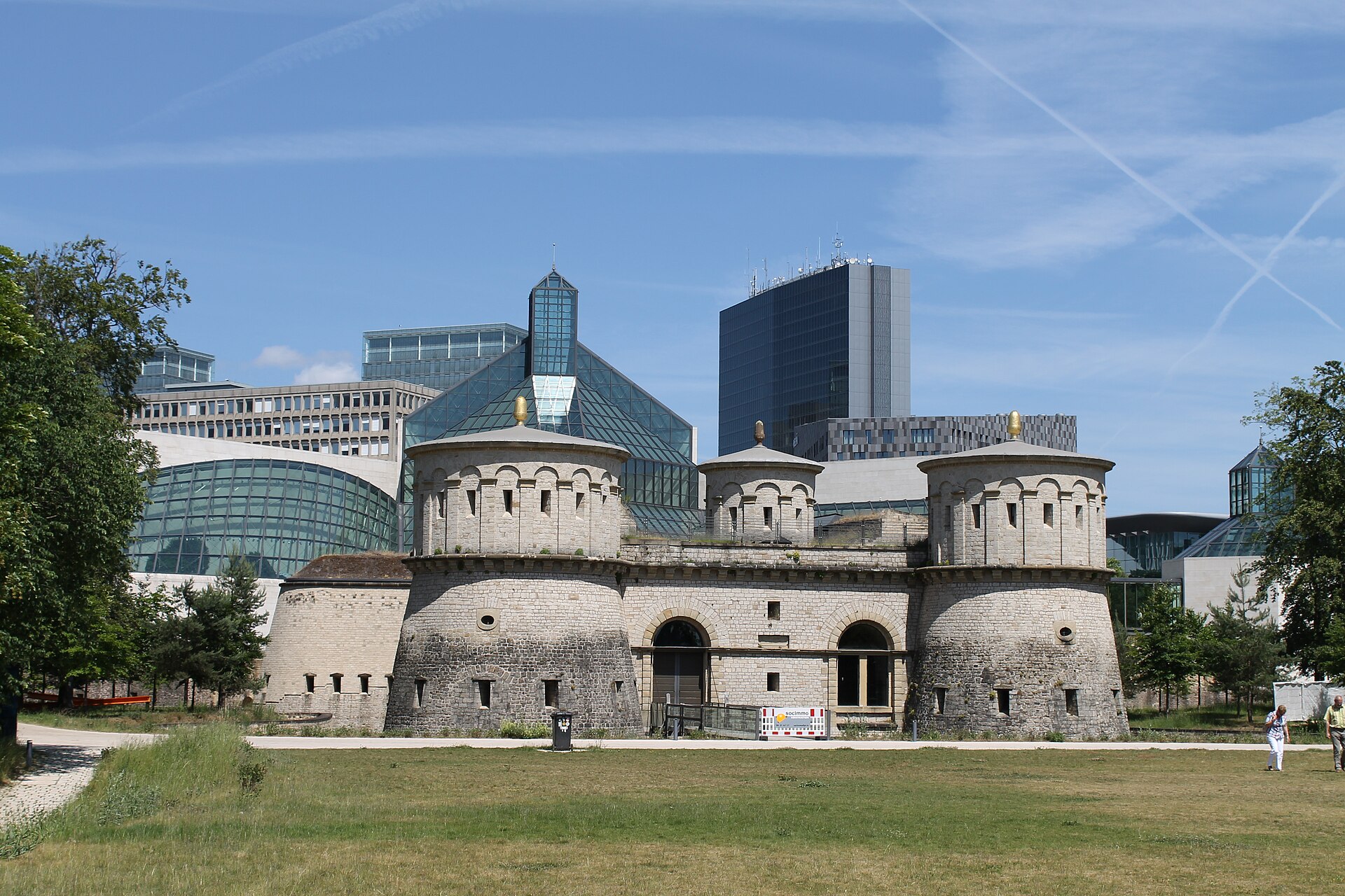 Mudam's building seen across the grounds of Park Drai Eechelen, with the reconstructed towers of Fort Thungen nearby