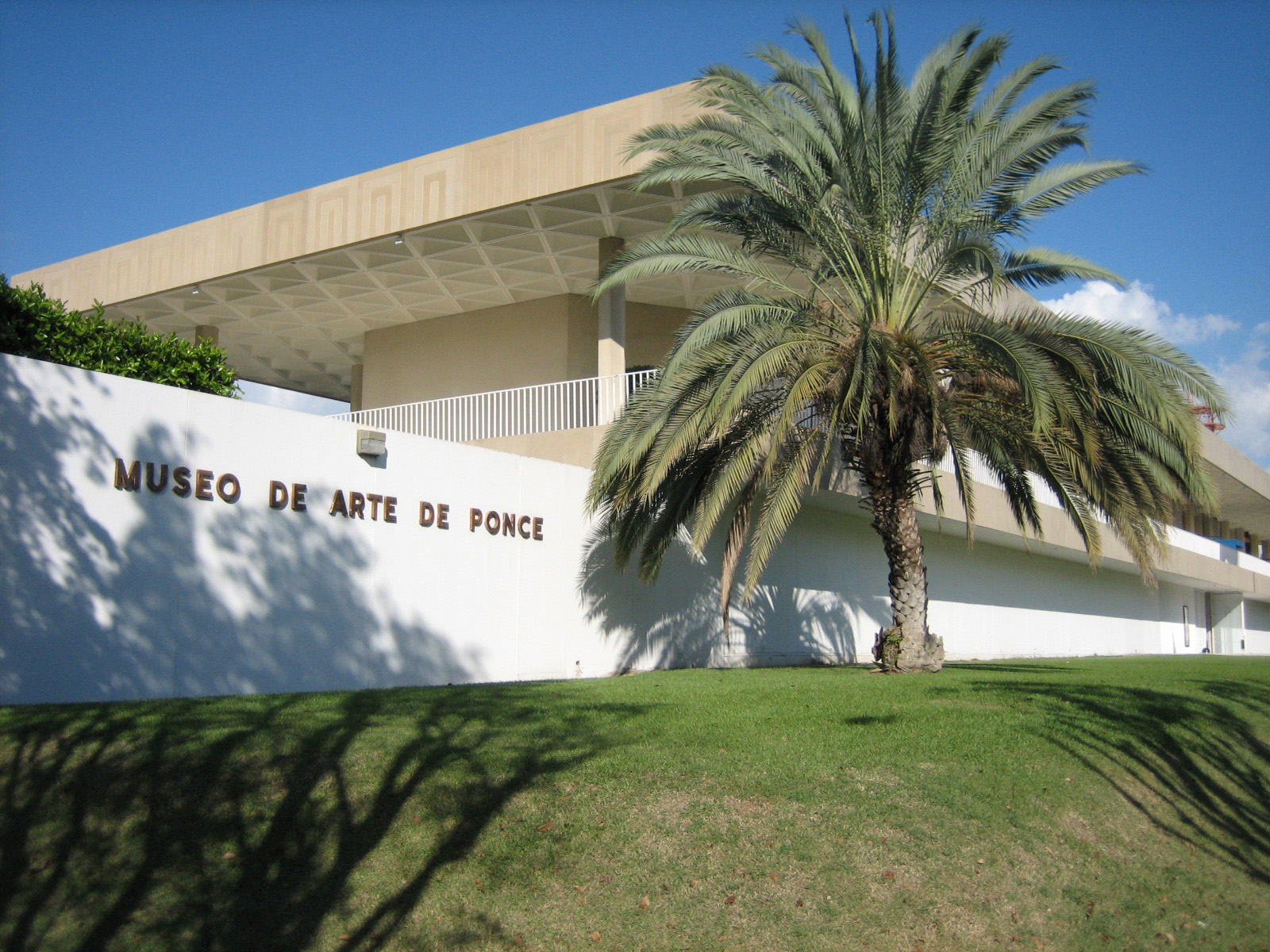 Museo de Arte de Ponce, cantilevered roof detail