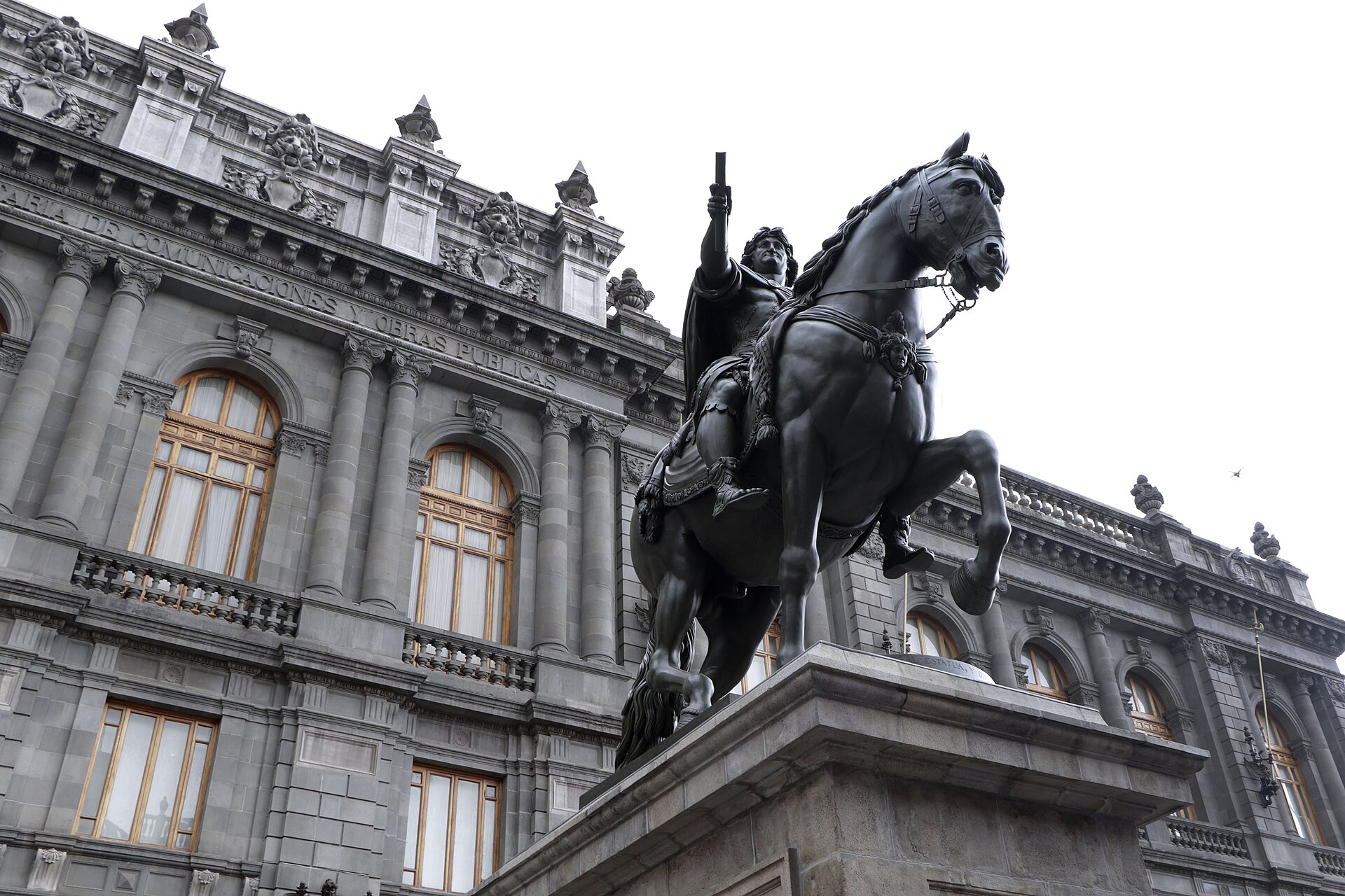 El Caballito with the museum behind