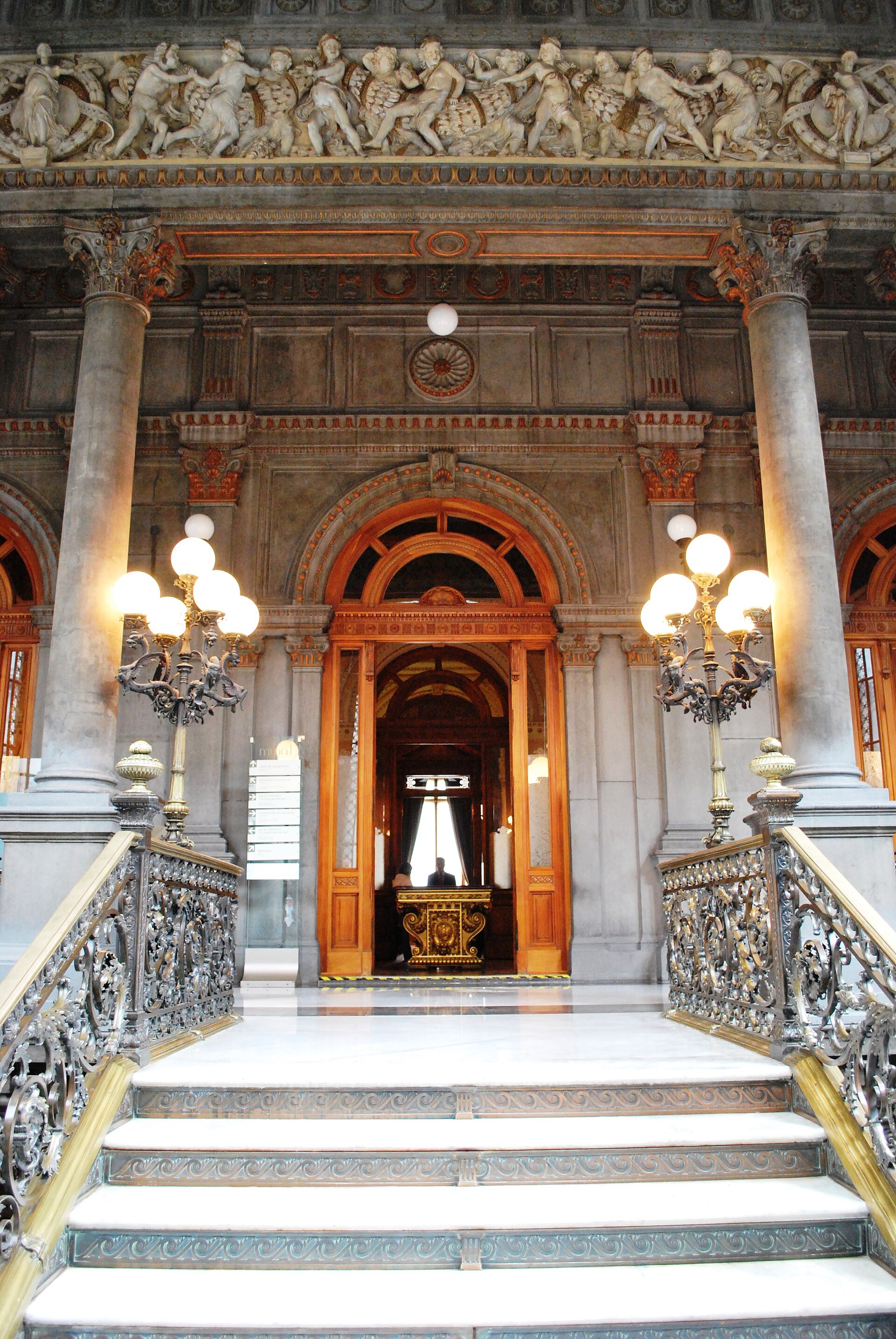 The marble staircase leading up to the Reception Hall of the Museo Nacional de Arte