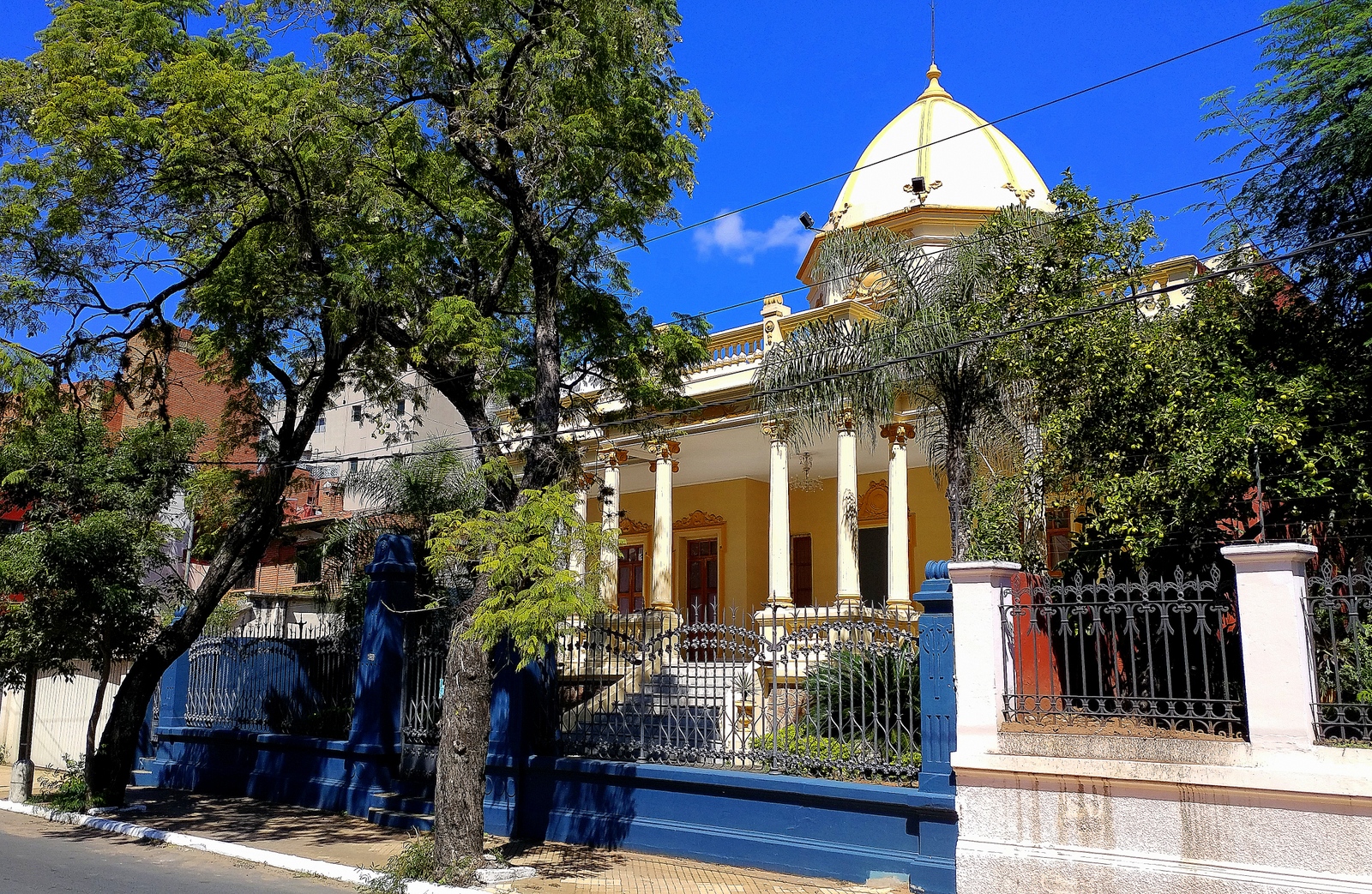 The Museo Nacional de Bellas Artes seen from the street, with its dome